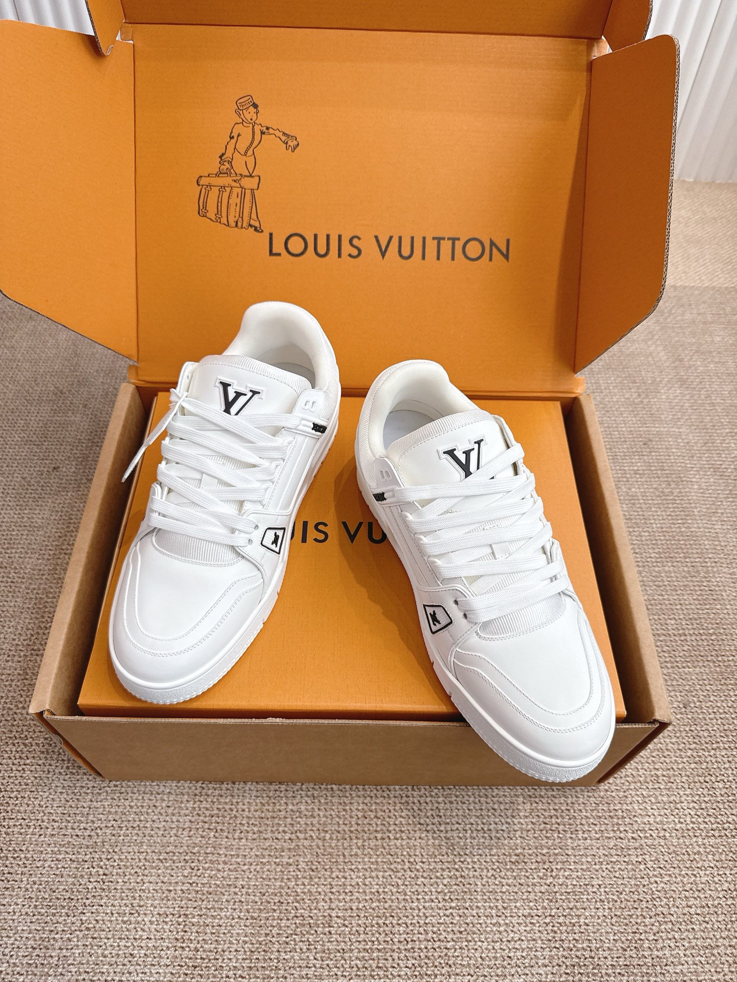 400💰Louis Vuiton 路易威登 新款 LV Trainer系列板鞋篮球鞋 ‼️
LV Trainer运动鞋是由设计师Virgil Abloh由复古篮球鞋激发的经典创意,此次拼接光滑牛皮革和Monogram压纹粒面牛皮革,再以Monogram花卉点缀橡胶外底,映现一体色彩中的醒目跳跃!
面料:原版进口头层牛皮
内里:原版定制透气网里
鞋底:原版开模双色TPU组合大底
底厚:约3cm
码数:35-45