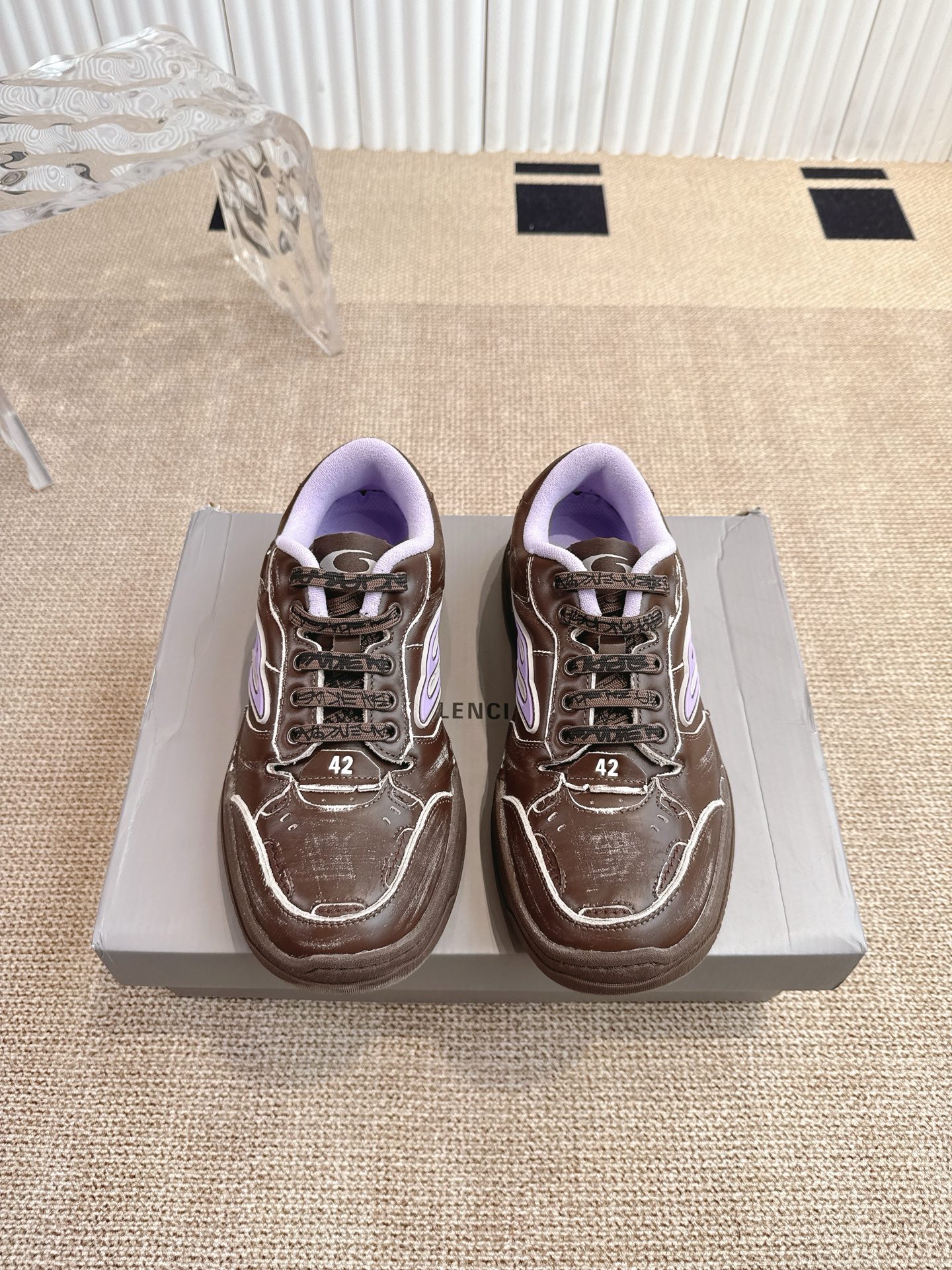 NO:444118,BaLenciaga Winter25 Autumn and Winter Hamp tons Sports Shoes Creative Deanna reshapes the Winter25 series, based on classic shoes, decorated with 3B Spores and Spores logos, create a streamlined outline, the upper is asymmetrical tailored with burrs, old marks, exposed stitches on the edges, loose stitches at details, and car hole marks, scratch marks and asymmetrical design to create a retro and casual atmosphere. Shoe laces with raven-style brand logo and curved toe structure, unruly and personalized with DIY. Size 35-45, casual shoes/sports shoes, balenciaga, balenciaga, sneakers19860909BaLenciaga 巴黎世家Winter25秋冬Hamp tons运动鞋 创意鬼才Deanna掌舵下Winter25系列重塑时尚定义、以经典鞋履为原型、饰以3B Spores与Spores标志、打造流线型轮廓、鞋面釆用不对称剪裁设计辅以毛边、做旧痕迹、磨损边缘外露缝线、细节处松脱的缝线以及车孔痕辸、刮擦痕辸与不对称设计营造出复古随性氛围.鞋带外途鸦式品牌标识与弯曲鞋头结构、自带DIY的不羁与个性. 码数35-45,休闲鞋/运动鞋,balenciaga,balenciaga,sneakers,Women's Shoes