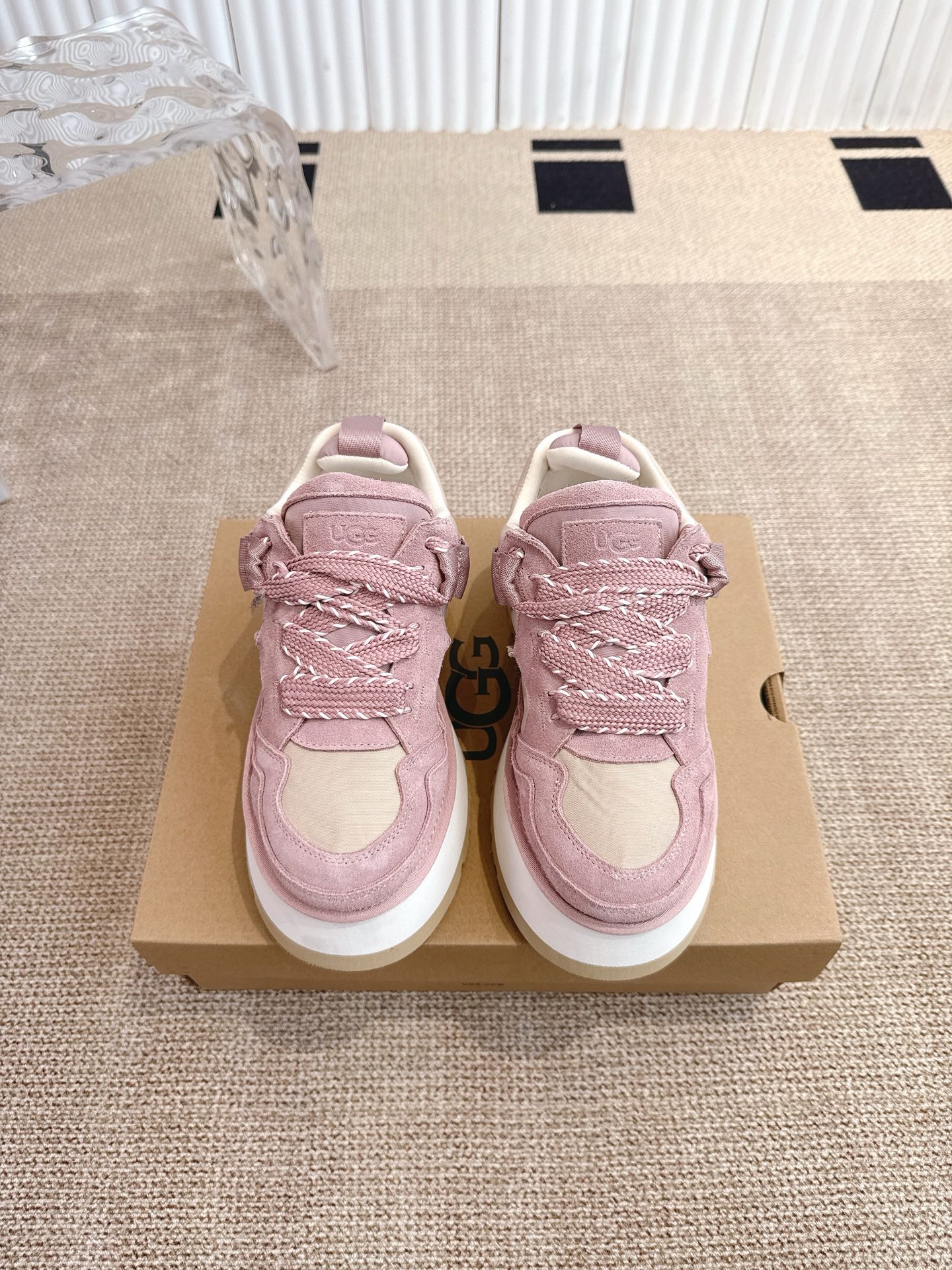 NO:444125,UGG's new thick-soled casual shoes in autumn and winter, as a leading brand, also continues its usual concept of comfort. It is light and comfortable when worn on the feet, as if it is stepping on the clouds. Moreover, its soles are made of EVA, which is non-slip and wear-resistant, and it is stable and stable whether you are walking or running. You no longer have to worry about being tired of walking!  In addition to comfort, the design of this new pair is also super stylish!  Simple lines and smooth tailoring can be matched with casual clothes and hold formal occasions. Moreover, the fluffy decoration on the upper is the finishing touch, making the whole pair look more cute and playful, and is definitely a must-have item for trendy girls!  Size: 35-39 (40, 41 custom made without return), casual shoes/sports, sneakers19860909UGG秋冬新款厚底休闲鞋 作为的领军品牌,这双新款同样延续了其一贯的舒适理念,穿在脚上轻盈自在,仿佛踩在了云朵上一般. 而且,它的鞋底采用EVA材质,防滑耐磨,不管是走路还是跑步都稳稳当当的,再也不用担心走路累脚啦！ 除了舒适度,这双新款的设计也是超级时尚的！ 简约的线条和流畅的剪裁,既能搭配休闲装,也能hold住正式场合. 而且,鞋面上的绒毛装饰更是点睛之笔,让整双看起来更加可爱俏皮,绝对是潮女们的必备单品！ 码数:35-39(40、41定做不退换),休闲鞋/运动鞋,sneakers,Women's Shoes