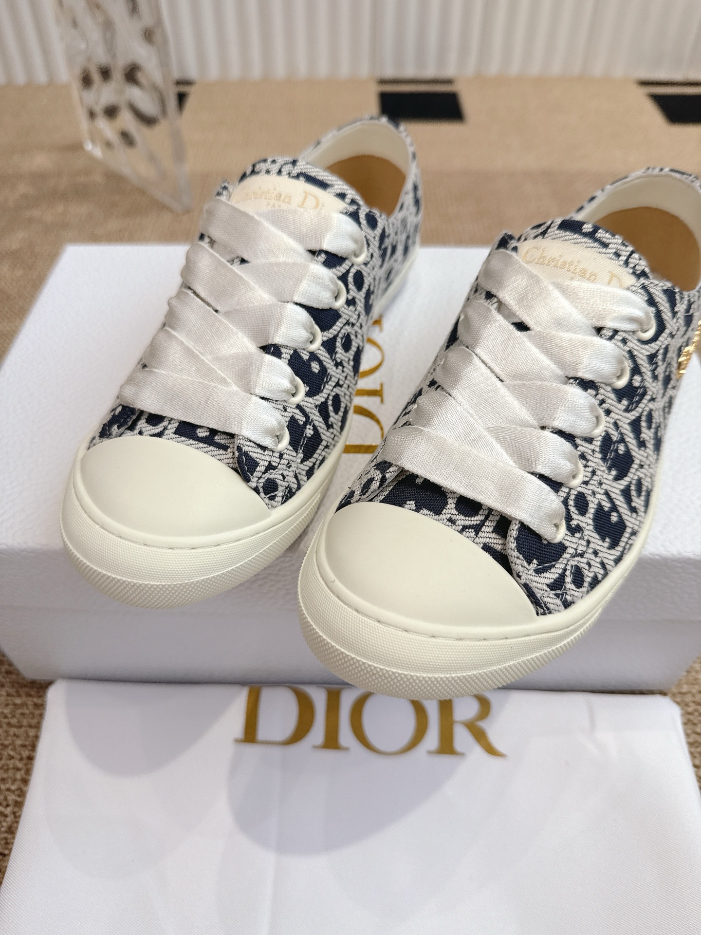 290💰 Dior 迪奥Lucky 运动鞋‼️
这款 Dior Lucky 运动鞋是二零二五秋季系列新品,彰显优雅风范。裸色缎面面料鞋面,侧面饰以金色饰面金属Christian Dior Paris标志,搭配同色调缎面宽鞋带,突显复古风情。圆形鞋头,搭配饰以Christian Dior Paris 标志的裸色纤薄橡胶鞋底,可为各式休闲造型增添高订气质。
码数:35-40(41定做)