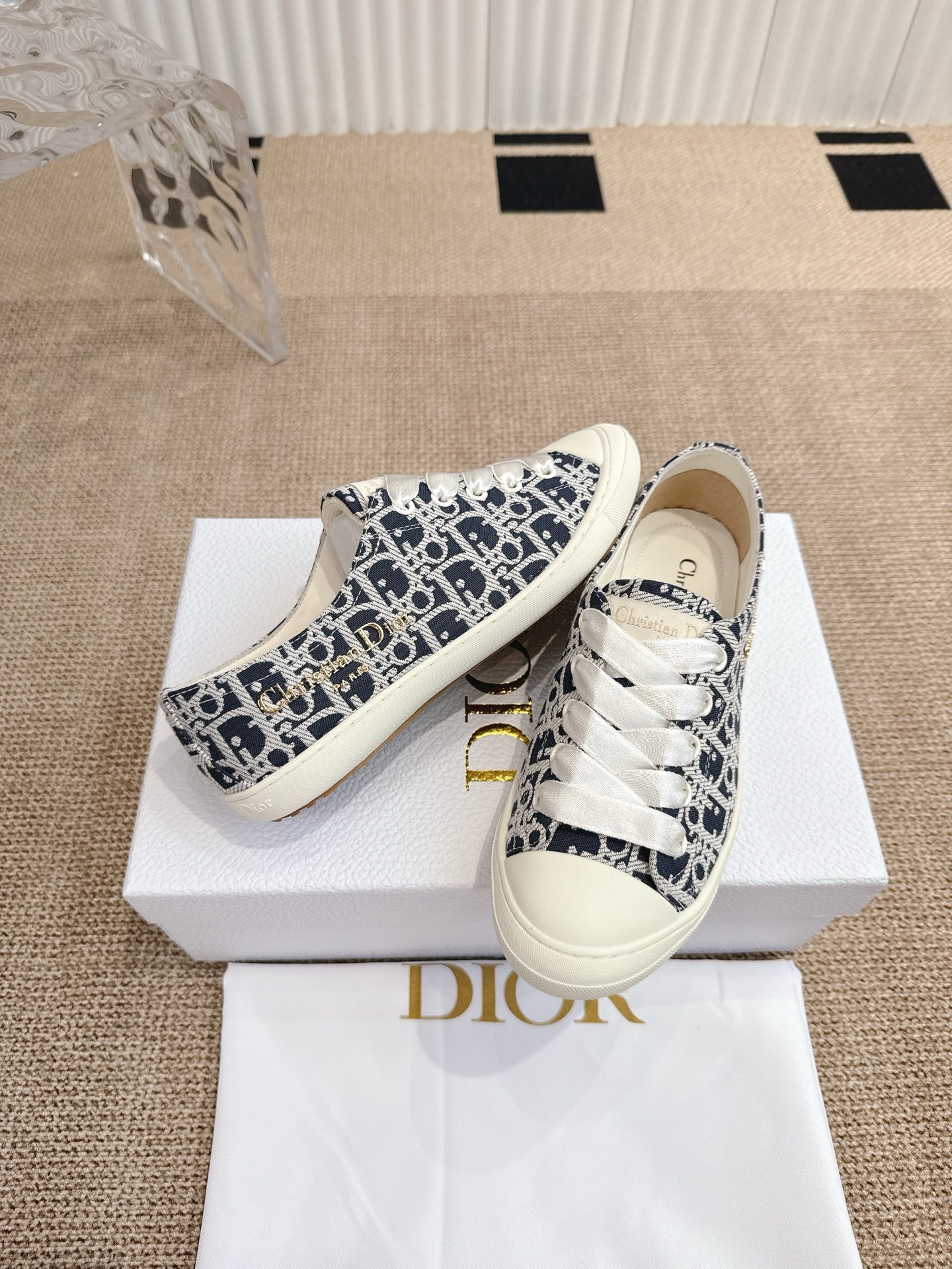 290💰 Dior 迪奥Lucky 运动鞋‼️
这款 Dior Lucky 运动鞋是二零二五秋季系列新品,彰显优雅风范。裸色缎面面料鞋面,侧面饰以金色饰面金属Christian Dior Paris标志,搭配同色调缎面宽鞋带,突显复古风情。圆形鞋头,搭配饰以Christian Dior Paris 标志的裸色纤薄橡胶鞋底,可为各式休闲造型增添高订气质。
码数:35-40(41定做)