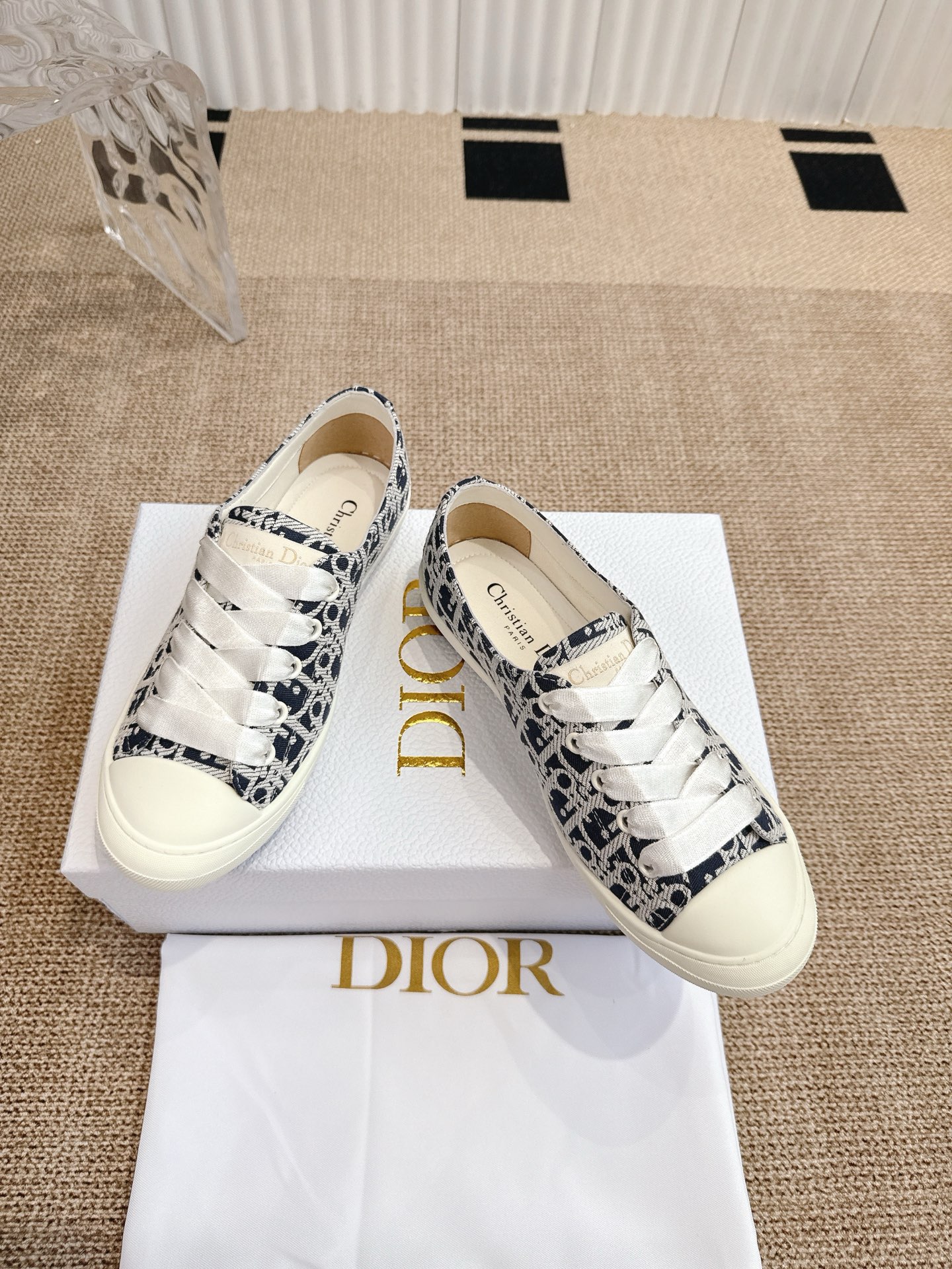 290💰 Dior 迪奥Lucky 运动鞋‼️
这款 Dior Lucky 运动鞋是二零二五秋季系列新品,彰显优雅风范。裸色缎面面料鞋面,侧面饰以金色饰面金属Christian Dior Paris标志,搭配同色调缎面宽鞋带,突显复古风情。圆形鞋头,搭配饰以Christian Dior Paris 标志的裸色纤薄橡胶鞋底,可为各式休闲造型增添高订气质。
码数:35-40(41定做)