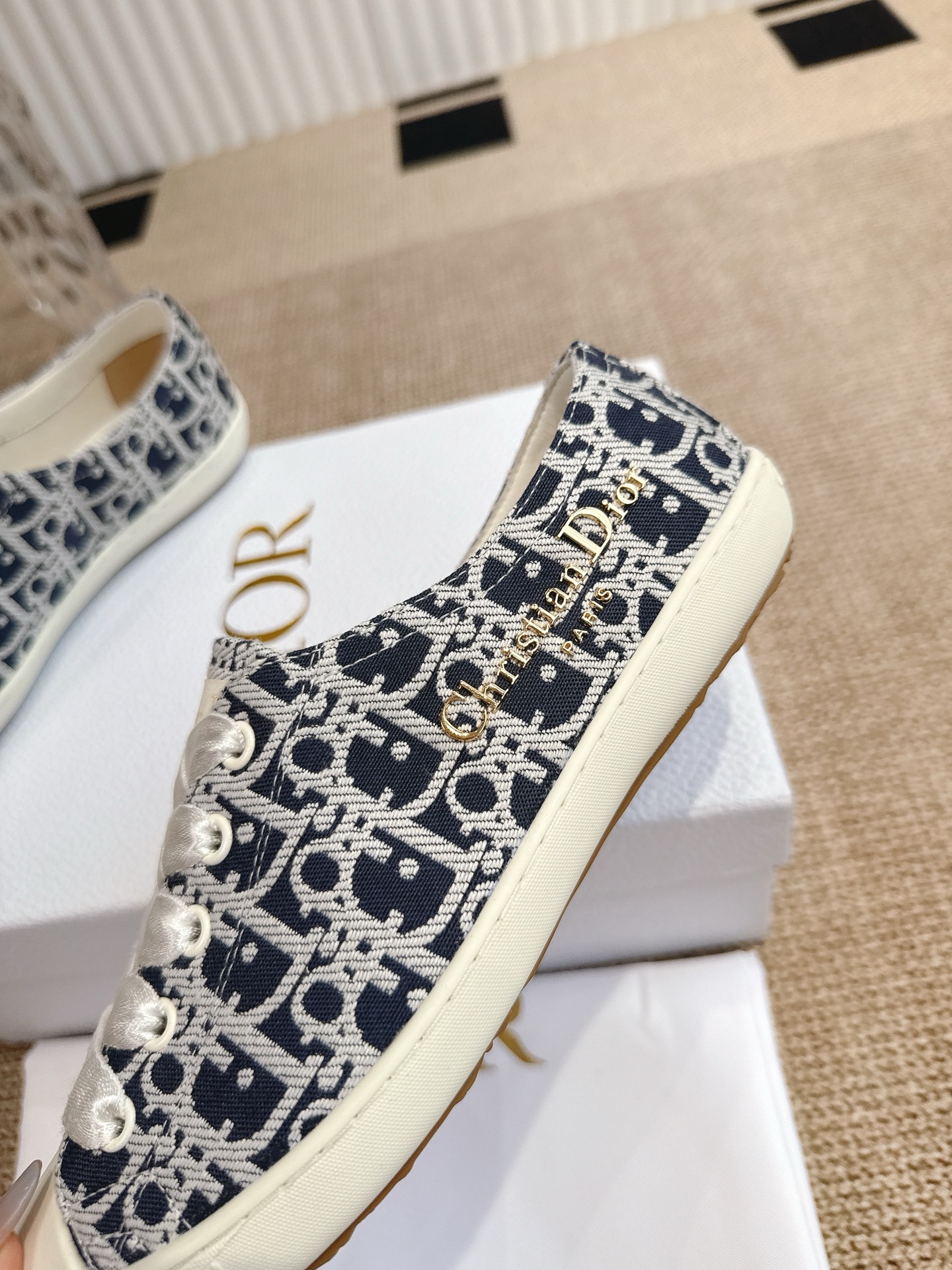 290💰 Dior 迪奥Lucky 运动鞋‼️
这款 Dior Lucky 运动鞋是二零二五秋季系列新品,彰显优雅风范。裸色缎面面料鞋面,侧面饰以金色饰面金属Christian Dior Paris标志,搭配同色调缎面宽鞋带,突显复古风情。圆形鞋头,搭配饰以Christian Dior Paris 标志的裸色纤薄橡胶鞋底,可为各式休闲造型增添高订气质。
码数:35-40(41定做)
