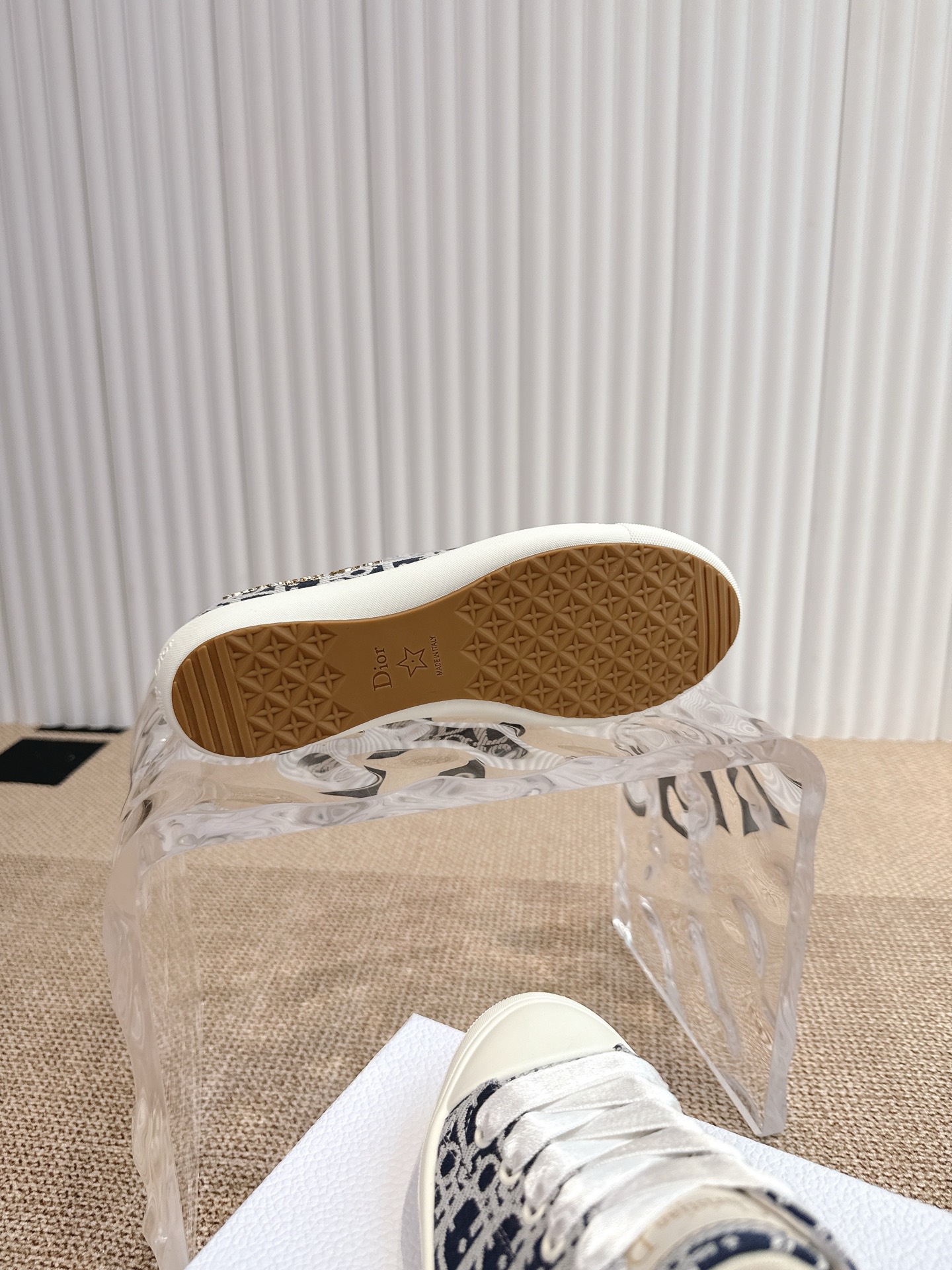 290💰 Dior 迪奥Lucky 运动鞋‼️
这款 Dior Lucky 运动鞋是二零二五秋季系列新品,彰显优雅风范。裸色缎面面料鞋面,侧面饰以金色饰面金属Christian Dior Paris标志,搭配同色调缎面宽鞋带,突显复古风情。圆形鞋头,搭配饰以Christian Dior Paris 标志的裸色纤薄橡胶鞋底,可为各式休闲造型增添高订气质。
码数:35-40(41定做)