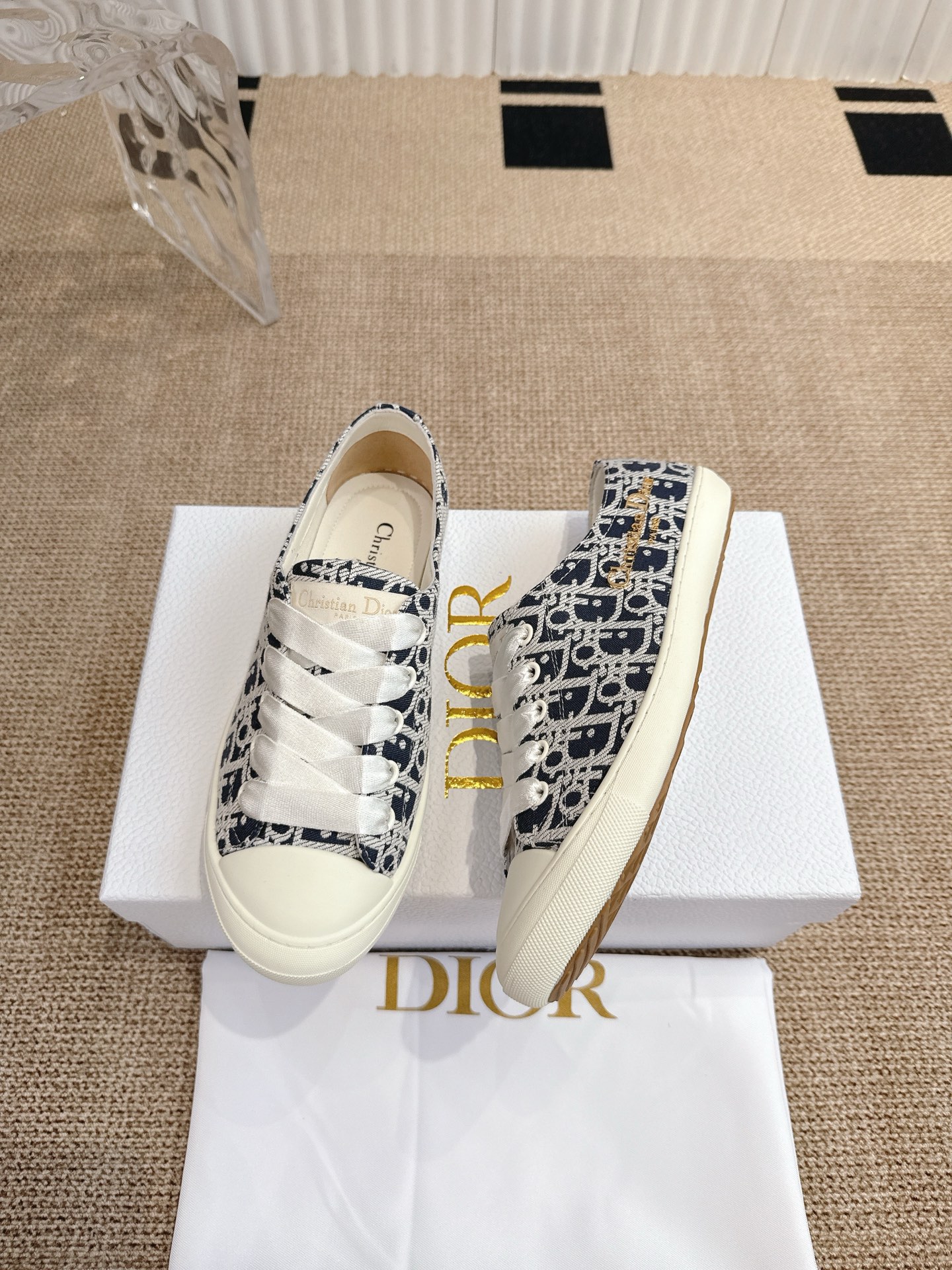 290💰 Dior 迪奥Lucky 运动鞋‼️
这款 Dior Lucky 运动鞋是二零二五秋季系列新品,彰显优雅风范。裸色缎面面料鞋面,侧面饰以金色饰面金属Christian Dior Paris标志,搭配同色调缎面宽鞋带,突显复古风情。圆形鞋头,搭配饰以Christian Dior Paris 标志的裸色纤薄橡胶鞋底,可为各式休闲造型增添高订气质。
码数:35-40(41定做)