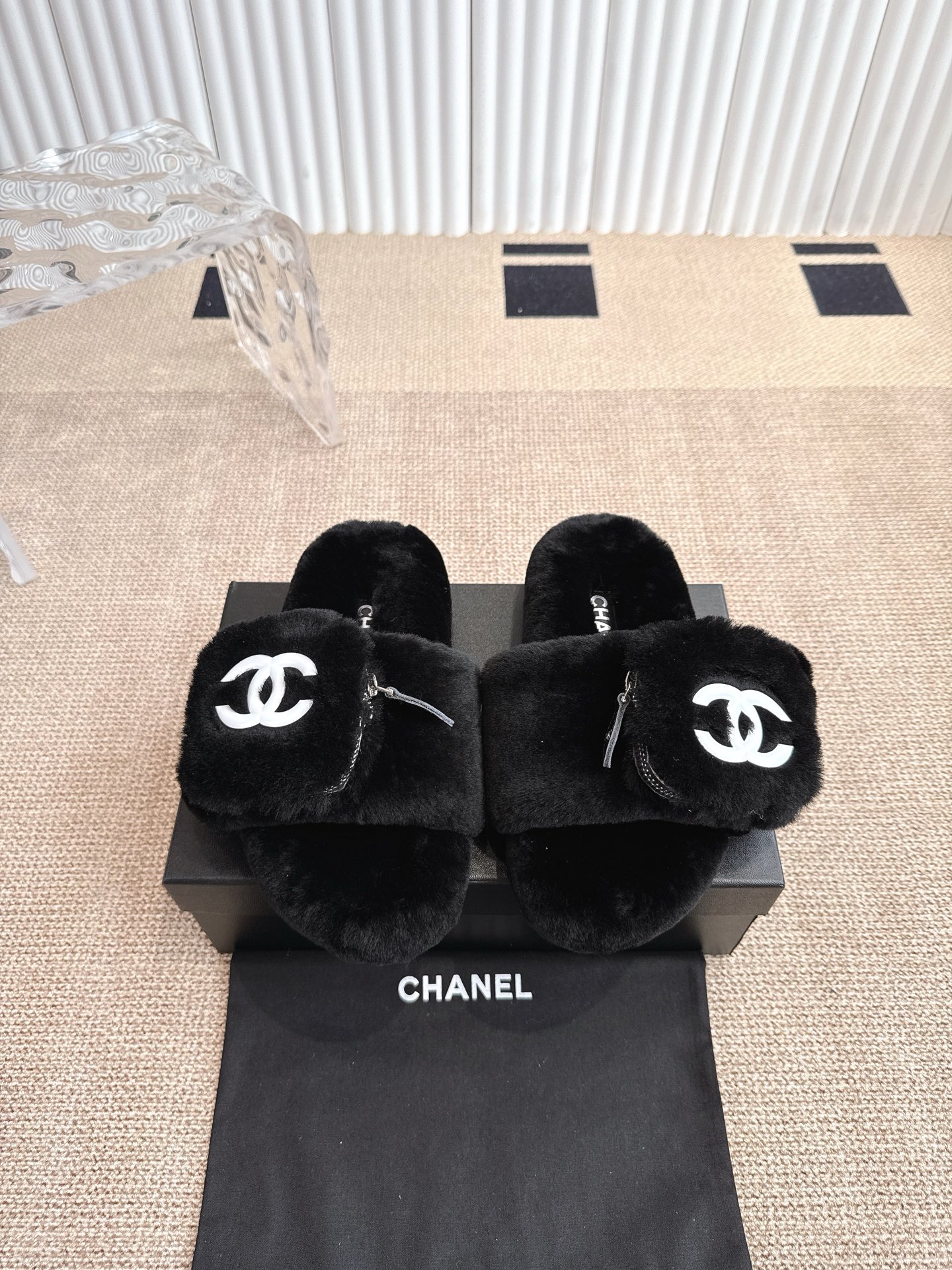 NO:444053,Chanel Chanel 25ss early autumn new wool wool dragging on the feet still makes me willing to buy it. Only by buying it will you know its fashion. Popular and popular products must be ranked. Various bloggers and internet celebrity styles are fully visible. Super recommended models!  Double-layer thickened sole, upper with lamb wool, inner wool, size 35-40 (41 and 42 custom made without return or replacement), fur shoes and slippers, chanel, chanel, slippers19860909chanel 香奈儿 25ss早秋新款羊毛毛拖  上脚依然让我心甘情愿剁手入,购入手才会知道它的时髦,人气爆款必须得有它排名,各种博主、网红范搭配尽显眼前,超级推荐款！双层加厚大底, 鞋面选用羊羔毛,内里羊毛, 码数35-40（41、42定做不退不换）,毛毛鞋拖鞋,chanel,chanel,slippers,Women's Shoes