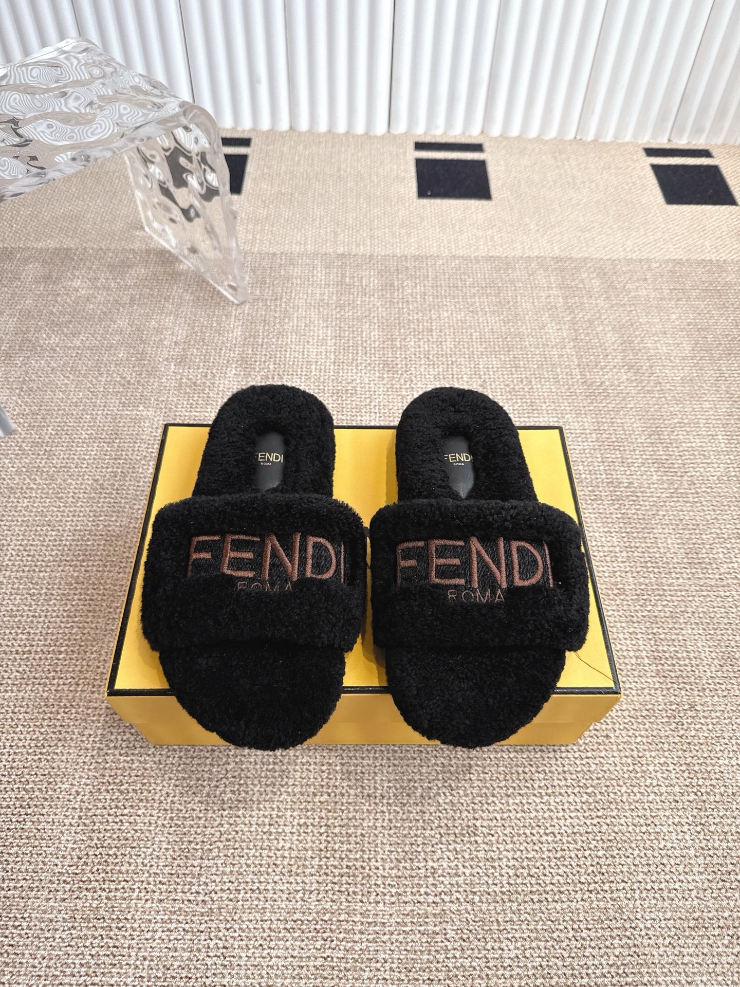 NO:444058,Fendi 25SS new wool wool wool. Every autumn and winter, wool wool is an essential item. It is not only warm enough, but also has a comfortable touch. No matter what you match, there is a casual fashion. Pure wool. There is no artificial wool. It is thick and solid. It is weighty and inner foot padded sheep curl. I love the soft foot feeling. Size 35-41 (customized for 40.41), fur shoes and slippers, fendi, fendi, slippers19860909Fendi 芬迪 25SS新款毛毛拖 每逢秋冬来临 毛拖是必不可少的单品 不仅足够保暖 还能拥有舒适的触感 无论搭配什么都有种漫不经心的时髦 纯羊毛 一点人造毛的成分都没有 用手拨开是厚厚实实的 份量感足内里垫脚羊卷毛 软软的脚感我爱了 码数35-41（40.41定做）,毛毛鞋拖鞋,fendi,fendi,slippers,Women's Shoes