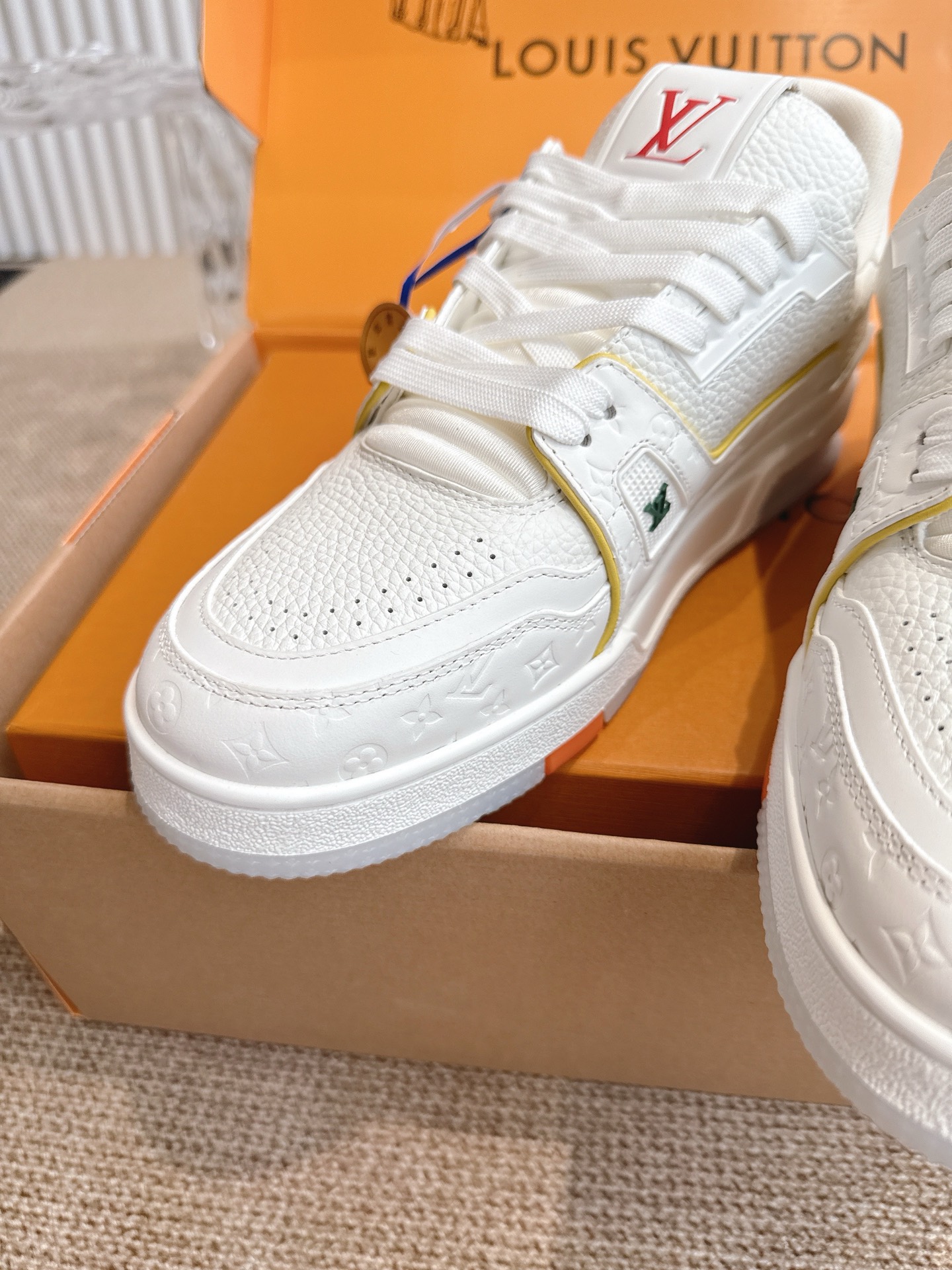 400💰 Louis Vuiton 路易威登 TARINE邮轮限定款‼️
LVx Tyler 合作系列推出 Trainer ,延续 Virgil Abloh 基于复古篮创作的经典设计。牛皮革鞋面融入 Cray Monogram 压纹和标识,展现 Tyler 对 Monogram 图案和品牌元素的趣味重构
▪️面料: 原版定制头层牛皮
▪️内里: 原版定制透气网里
▪️大底: 原版开模双色TPU组合大底
▪️底厚: 3CM
▪️Size:35-45