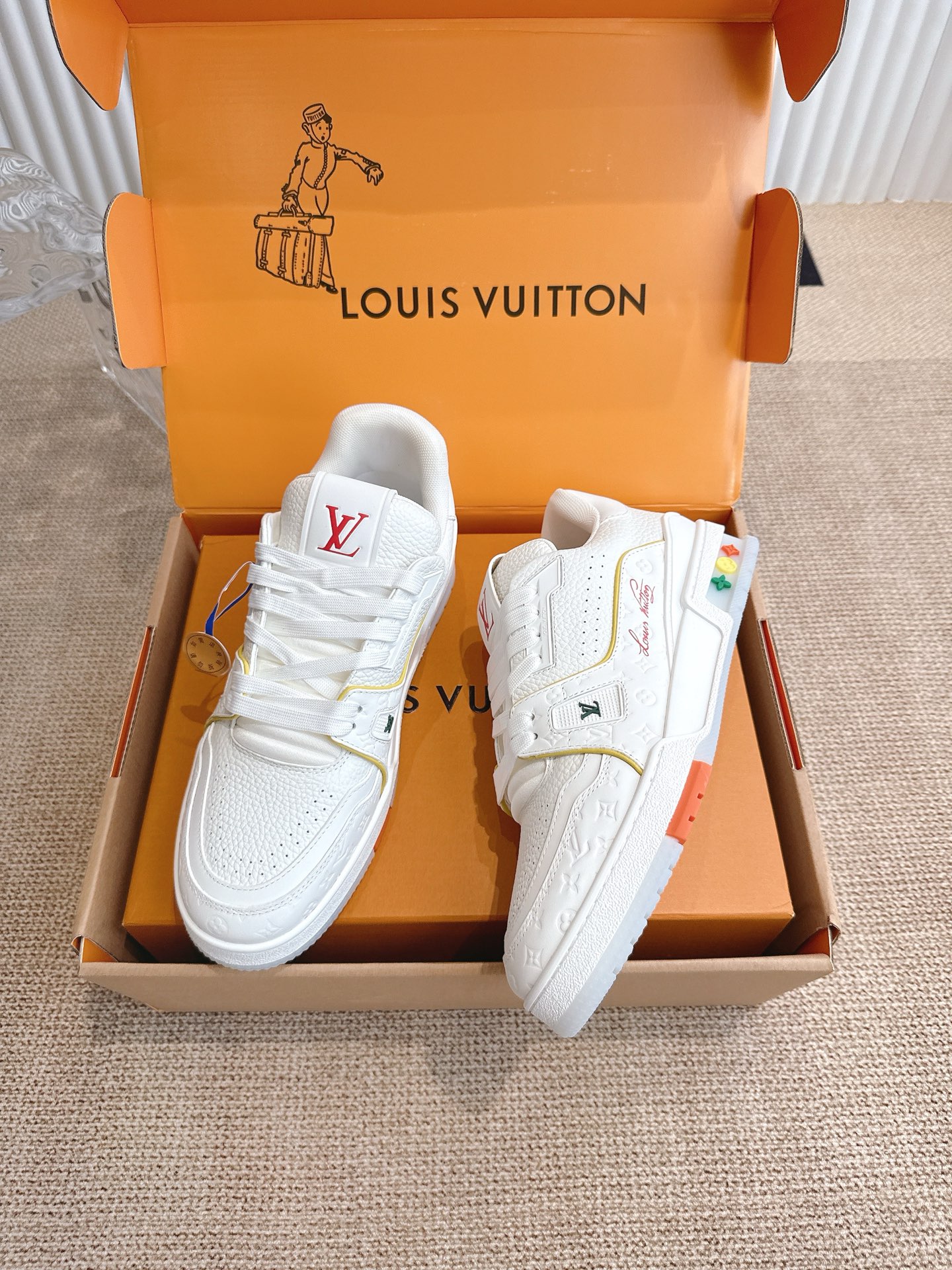 400💰 Louis Vuiton 路易威登 TARINE邮轮限定款‼️
LVx Tyler 合作系列推出 Trainer ,延续 Virgil Abloh 基于复古篮创作的经典设计。牛皮革鞋面融入 Cray Monogram 压纹和标识,展现 Tyler 对 Monogram 图案和品牌元素的趣味重构
▪️面料: 原版定制头层牛皮
▪️内里: 原版定制透气网里
▪️大底: 原版开模双色TPU组合大底
▪️底厚: 3CM
▪️Size:35-45