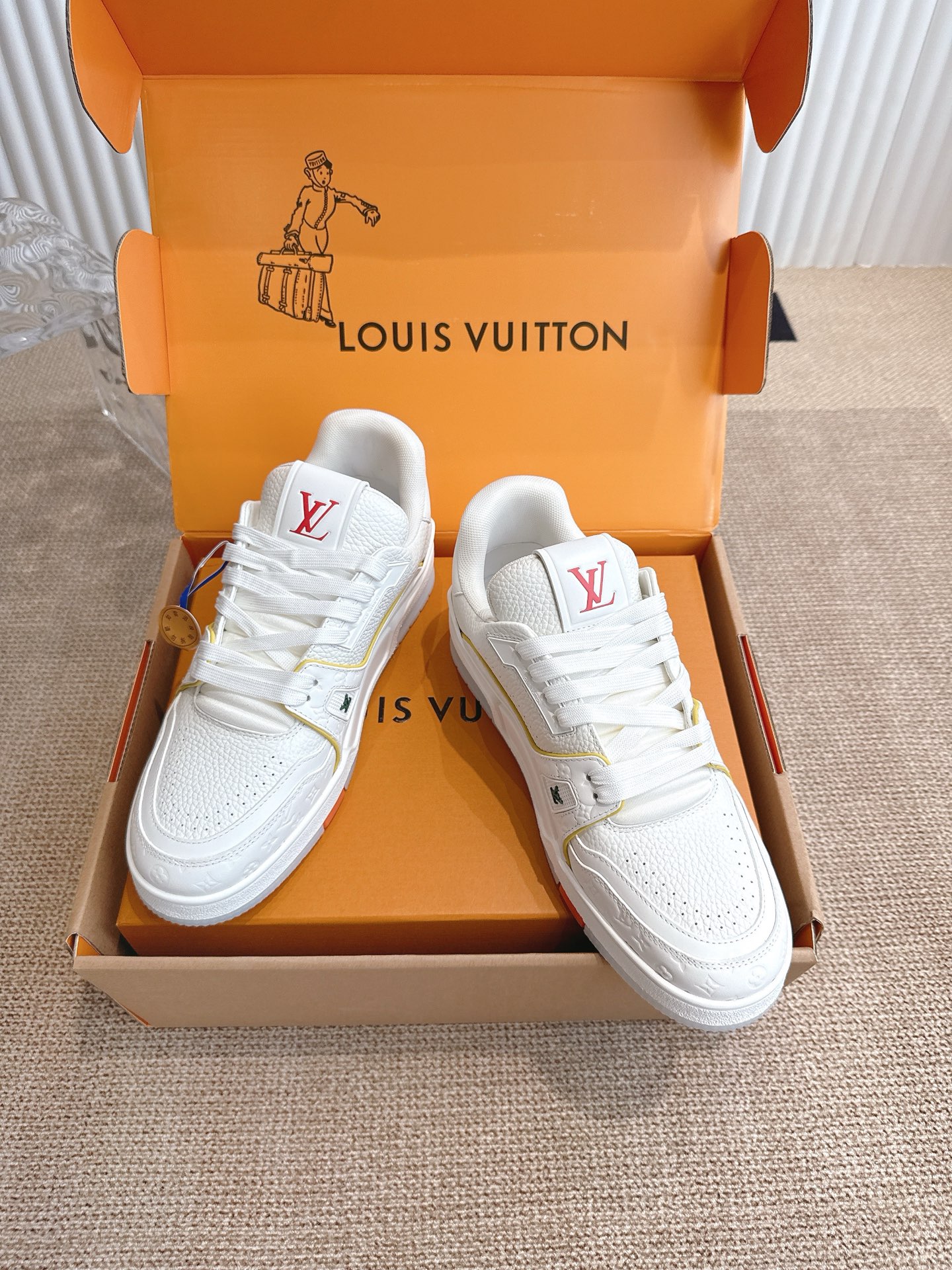 400💰 Louis Vuiton 路易威登 TARINE邮轮限定款‼️
LVx Tyler 合作系列推出 Trainer ,延续 Virgil Abloh 基于复古篮创作的经典设计。牛皮革鞋面融入 Cray Monogram 压纹和标识,展现 Tyler 对 Monogram 图案和品牌元素的趣味重构
▪️面料: 原版定制头层牛皮
▪️内里: 原版定制透气网里
▪️大底: 原版开模双色TPU组合大底
▪️底厚: 3CM
▪️Size:35-45