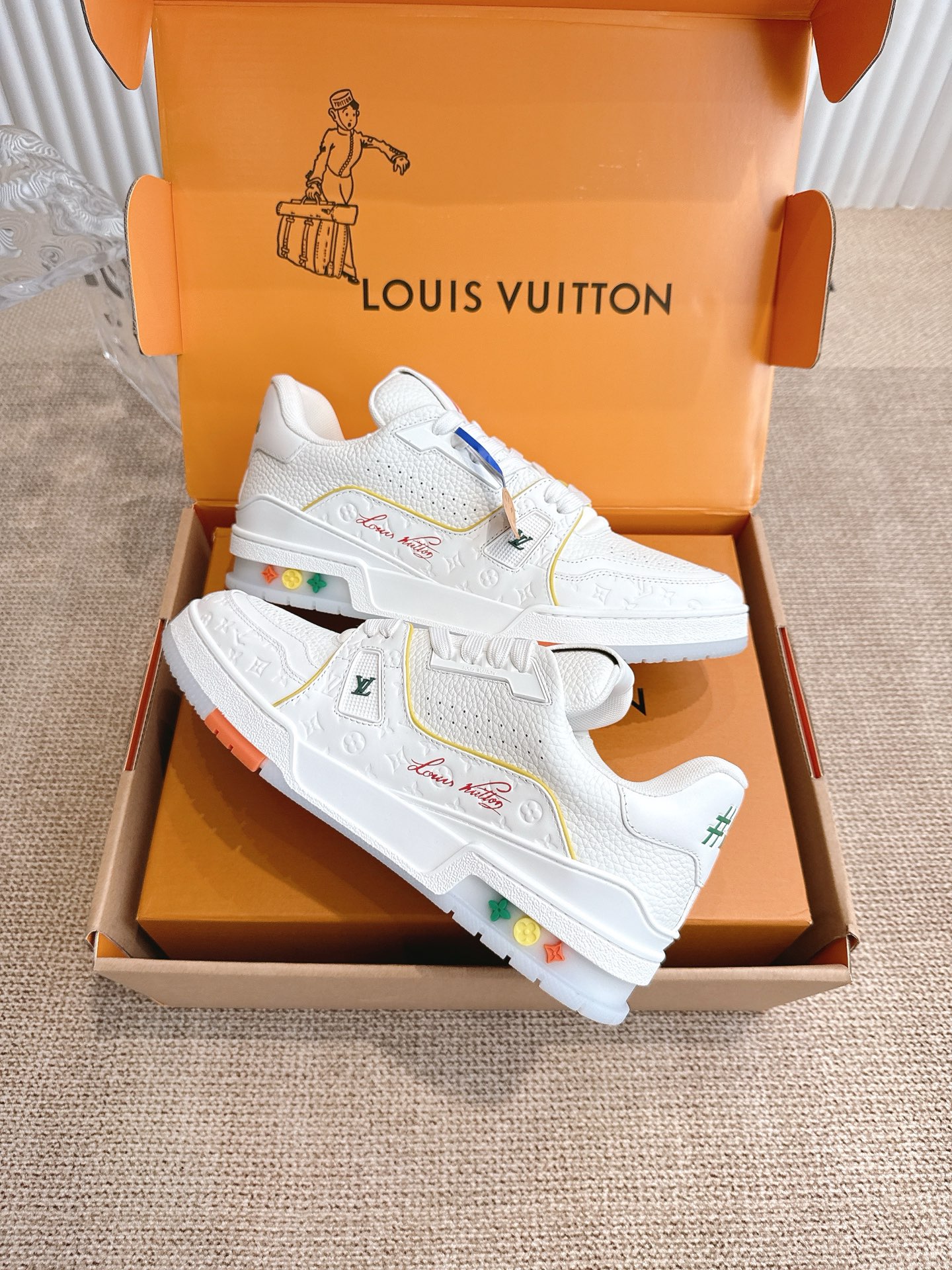 400💰 Louis Vuiton 路易威登 TARINE邮轮限定款‼️
LVx Tyler 合作系列推出 Trainer ,延续 Virgil Abloh 基于复古篮创作的经典设计。牛皮革鞋面融入 Cray Monogram 压纹和标识,展现 Tyler 对 Monogram 图案和品牌元素的趣味重构
▪️面料: 原版定制头层牛皮
▪️内里: 原版定制透气网里
▪️大底: 原版开模双色TPU组合大底
▪️底厚: 3CM
▪️Size:35-45