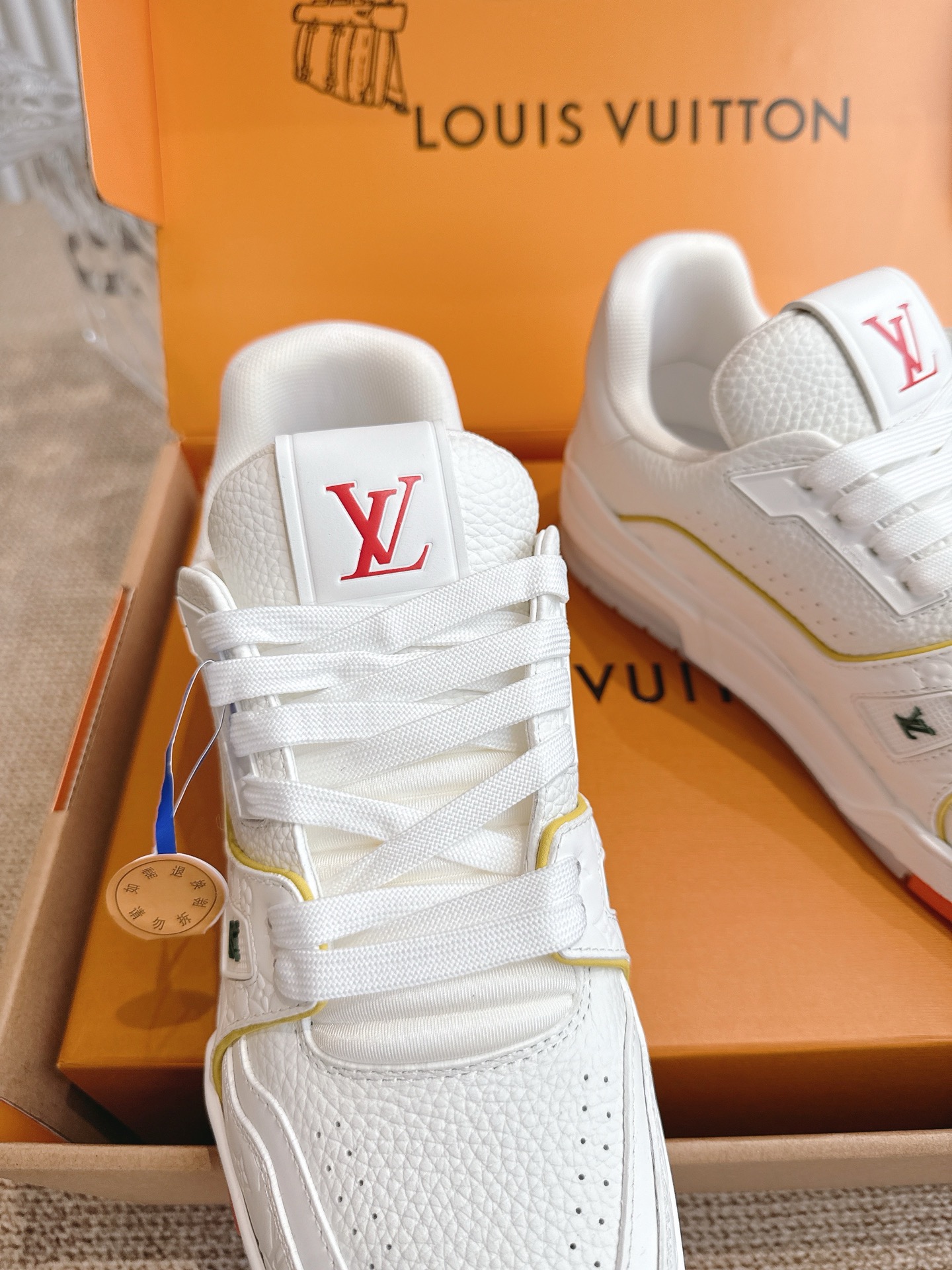 400💰 Louis Vuiton 路易威登 TARINE邮轮限定款‼️
LVx Tyler 合作系列推出 Trainer ,延续 Virgil Abloh 基于复古篮创作的经典设计。牛皮革鞋面融入 Cray Monogram 压纹和标识,展现 Tyler 对 Monogram 图案和品牌元素的趣味重构
▪️面料: 原版定制头层牛皮
▪️内里: 原版定制透气网里
▪️大底: 原版开模双色TPU组合大底
▪️底厚: 3CM
▪️Size:35-45