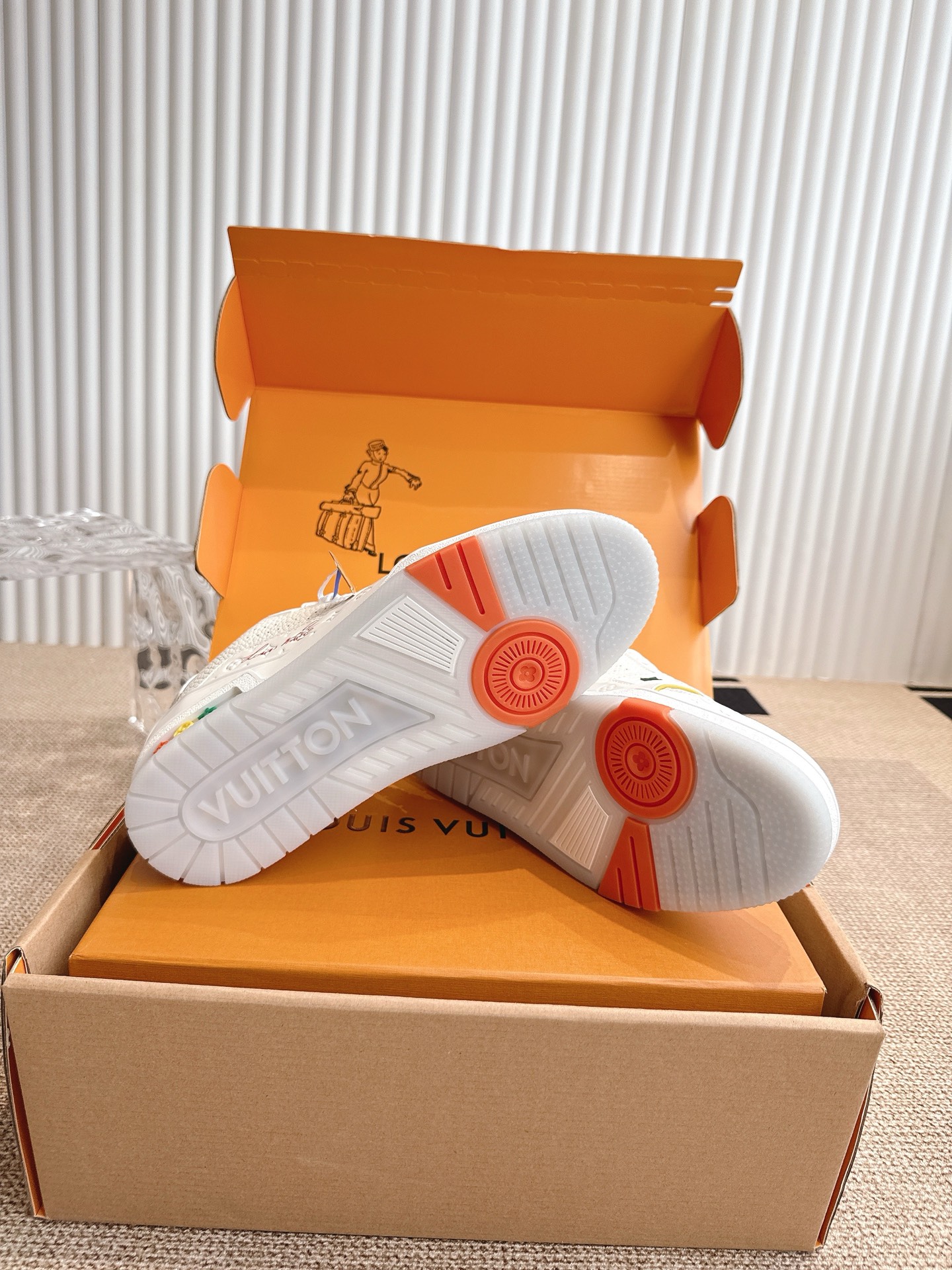 400💰 Louis Vuiton 路易威登 TARINE邮轮限定款‼️
LVx Tyler 合作系列推出 Trainer ,延续 Virgil Abloh 基于复古篮创作的经典设计。牛皮革鞋面融入 Cray Monogram 压纹和标识,展现 Tyler 对 Monogram 图案和品牌元素的趣味重构
▪️面料: 原版定制头层牛皮
▪️内里: 原版定制透气网里
▪️大底: 原版开模双色TPU组合大底
▪️底厚: 3CM
▪️Size:35-45