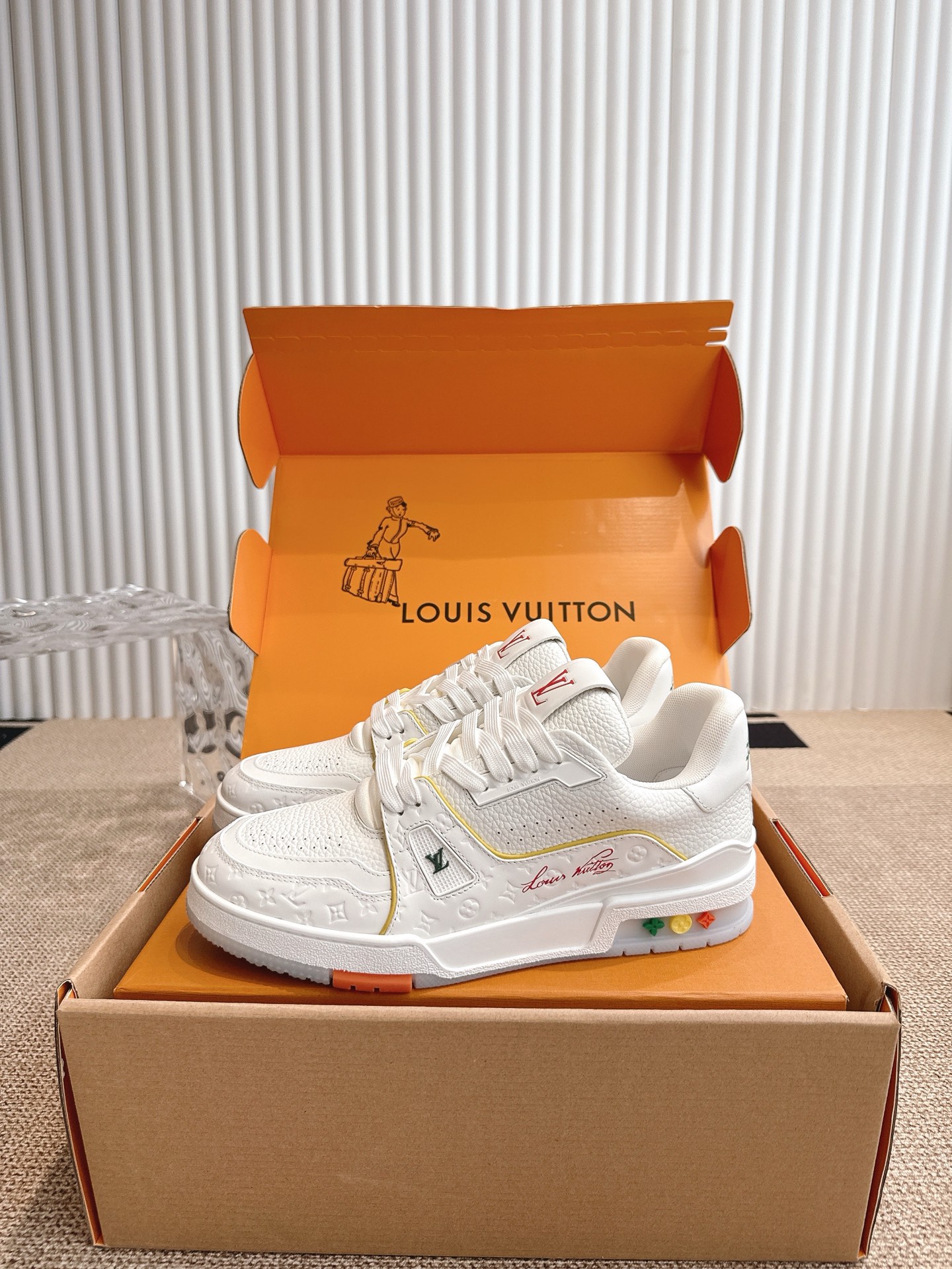 400💰 Louis Vuiton 路易威登 TARINE邮轮限定款‼️
LVx Tyler 合作系列推出 Trainer ,延续 Virgil Abloh 基于复古篮创作的经典设计。牛皮革鞋面融入 Cray Monogram 压纹和标识,展现 Tyler 对 Monogram 图案和品牌元素的趣味重构
▪️面料: 原版定制头层牛皮
▪️内里: 原版定制透气网里
▪️大底: 原版开模双色TPU组合大底
▪️底厚: 3CM
▪️Size:35-45