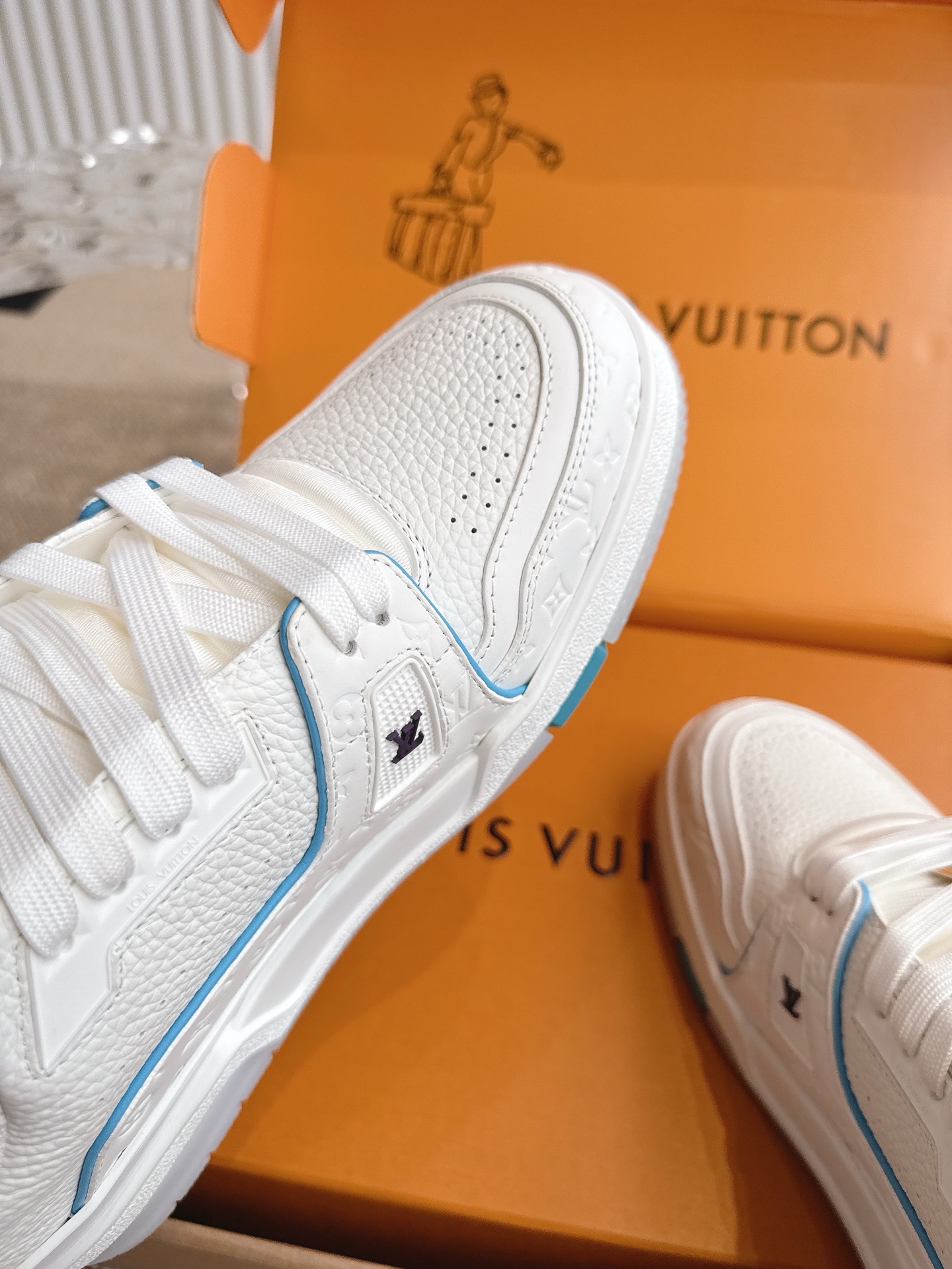 400💰 Louis Vuiton 路易威登 TARINE邮轮限定款‼️
LVx Tyler 合作系列推出 Trainer ,延续 Virgil Abloh 基于复古篮创作的经典设计。牛皮革鞋面融入 Cray Monogram 压纹和标识,展现 Tyler 对 Monogram 图案和品牌元素的趣味重构
▪️面料: 原版定制头层牛皮
▪️内里: 原版定制透气网里
▪️大底: 原版开模双色TPU组合大底
▪️底厚: 3CM
▪️Size:35-45