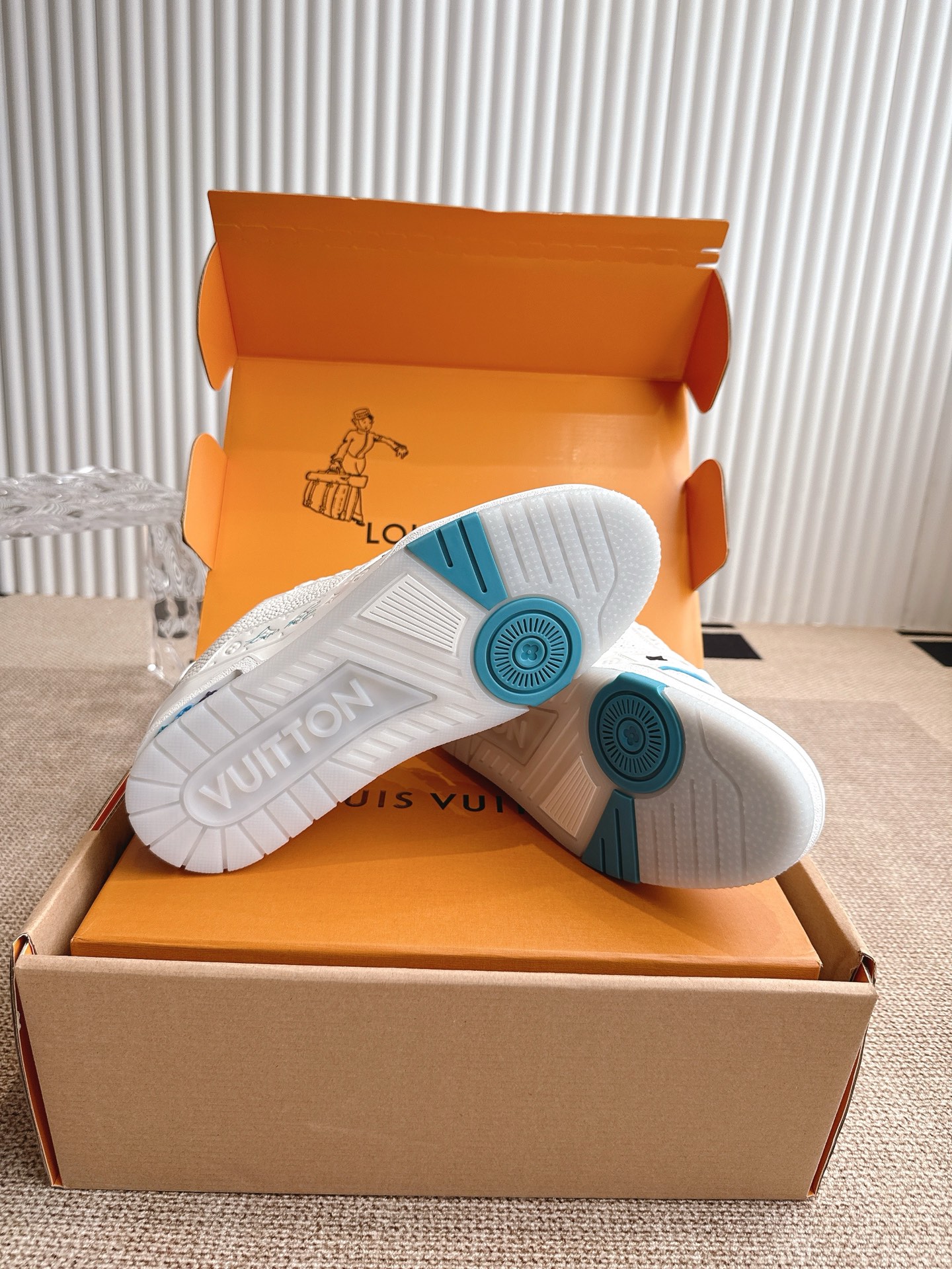 400💰 Louis Vuiton 路易威登 TARINE邮轮限定款‼️
LVx Tyler 合作系列推出 Trainer ,延续 Virgil Abloh 基于复古篮创作的经典设计。牛皮革鞋面融入 Cray Monogram 压纹和标识,展现 Tyler 对 Monogram 图案和品牌元素的趣味重构
▪️面料: 原版定制头层牛皮
▪️内里: 原版定制透气网里
▪️大底: 原版开模双色TPU组合大底
▪️底厚: 3CM
▪️Size:35-45