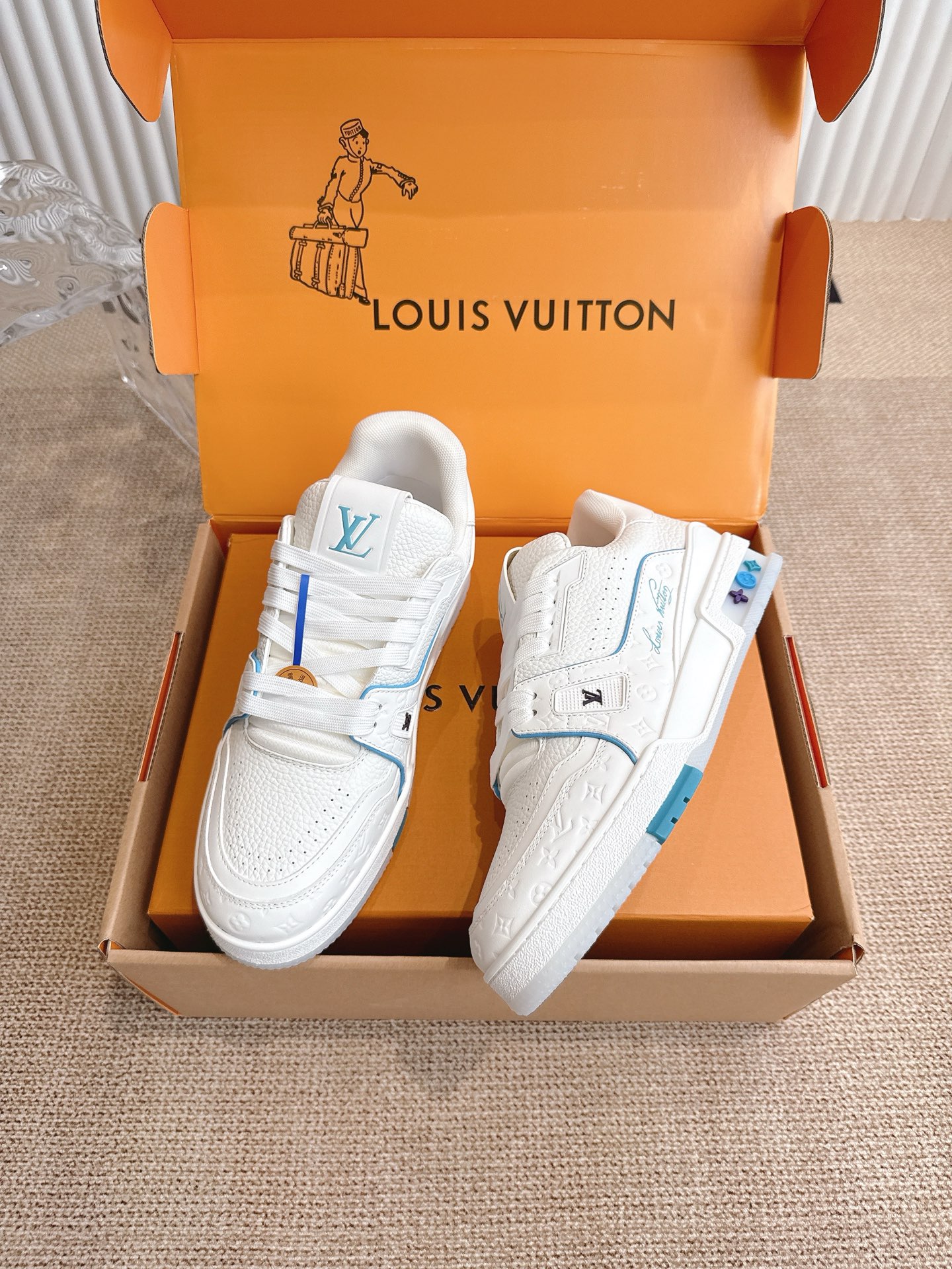400💰 Louis Vuiton 路易威登 TARINE邮轮限定款‼️
LVx Tyler 合作系列推出 Trainer ,延续 Virgil Abloh 基于复古篮创作的经典设计。牛皮革鞋面融入 Cray Monogram 压纹和标识,展现 Tyler 对 Monogram 图案和品牌元素的趣味重构
▪️面料: 原版定制头层牛皮
▪️内里: 原版定制透气网里
▪️大底: 原版开模双色TPU组合大底
▪️底厚: 3CM
▪️Size:35-45
