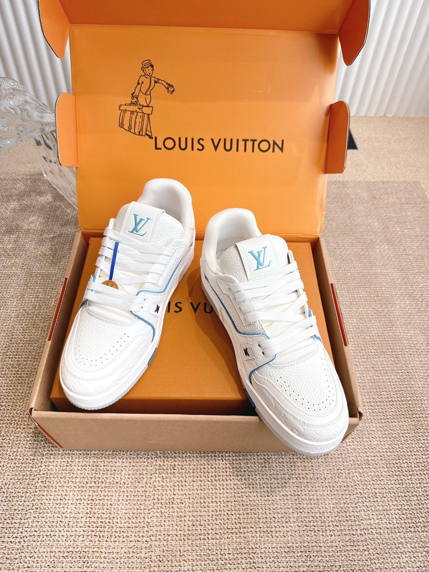 400💰 Louis Vuiton 路易威登 TARINE邮轮限定款‼️
LVx Tyler 合作系列推出 Trainer ,延续 Virgil Abloh 基于复古篮创作的经典设计。牛皮革鞋面融入 Cray Monogram 压纹和标识,展现 Tyler 对 Monogram 图案和品牌元素的趣味重构
▪️面料: 原版定制头层牛皮
▪️内里: 原版定制透气网里
▪️大底: 原版开模双色TPU组合大底
▪️底厚: 3CM
▪️Size:35-45
