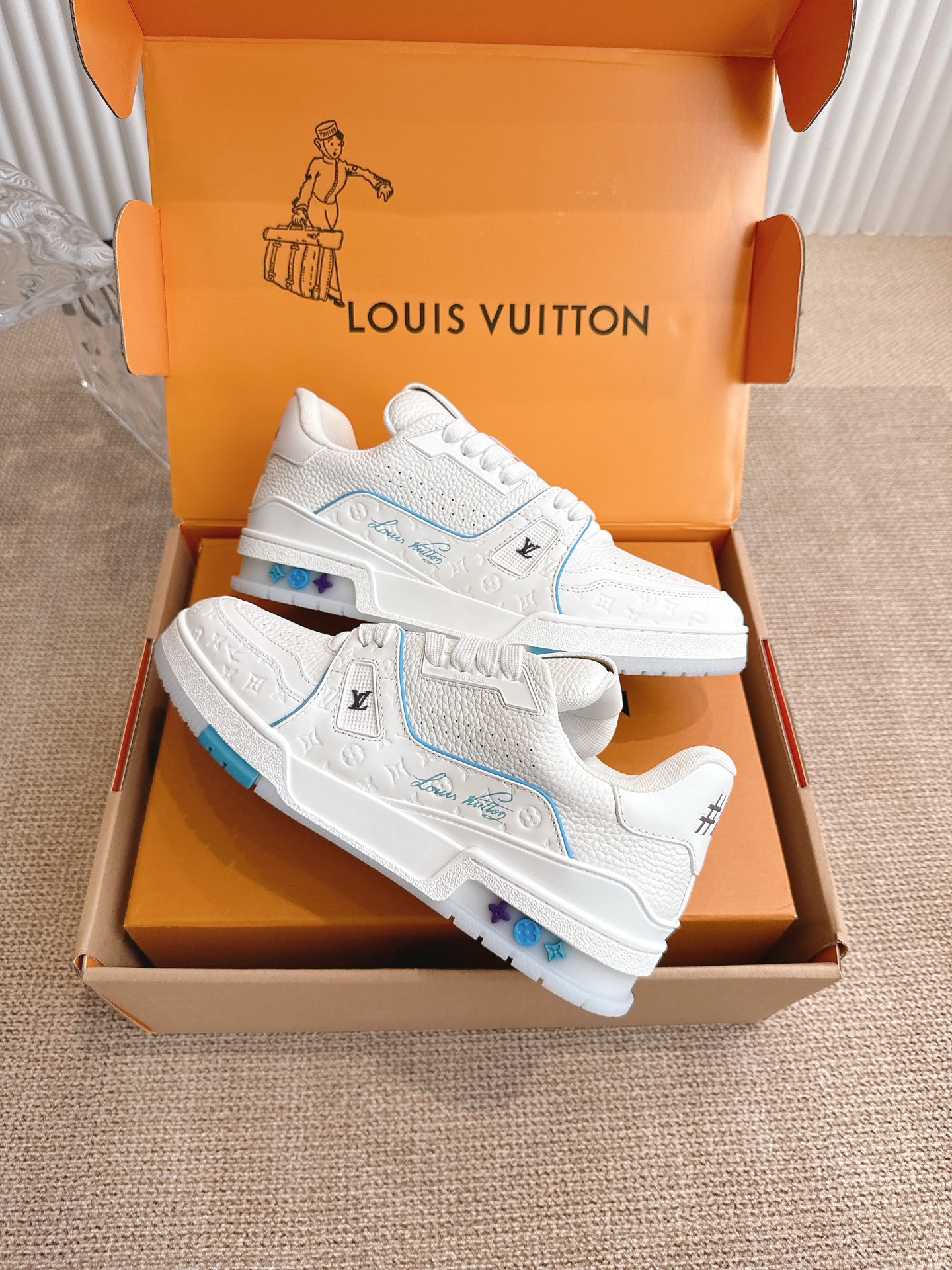 400💰 Louis Vuiton 路易威登 TARINE邮轮限定款‼️
LVx Tyler 合作系列推出 Trainer ,延续 Virgil Abloh 基于复古篮创作的经典设计。牛皮革鞋面融入 Cray Monogram 压纹和标识,展现 Tyler 对 Monogram 图案和品牌元素的趣味重构
▪️面料: 原版定制头层牛皮
▪️内里: 原版定制透气网里
▪️大底: 原版开模双色TPU组合大底
▪️底厚: 3CM
▪️Size:35-45