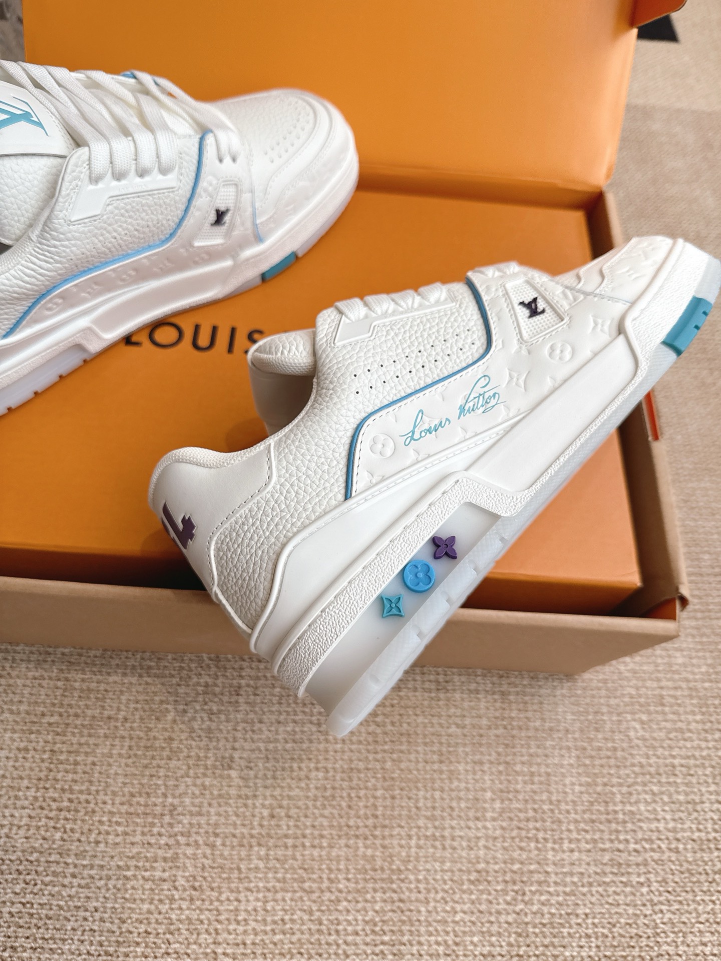 400💰 Louis Vuiton 路易威登 TARINE邮轮限定款‼️
LVx Tyler 合作系列推出 Trainer ,延续 Virgil Abloh 基于复古篮创作的经典设计。牛皮革鞋面融入 Cray Monogram 压纹和标识,展现 Tyler 对 Monogram 图案和品牌元素的趣味重构
▪️面料: 原版定制头层牛皮
▪️内里: 原版定制透气网里
▪️大底: 原版开模双色TPU组合大底
▪️底厚: 3CM
▪️Size:35-45
