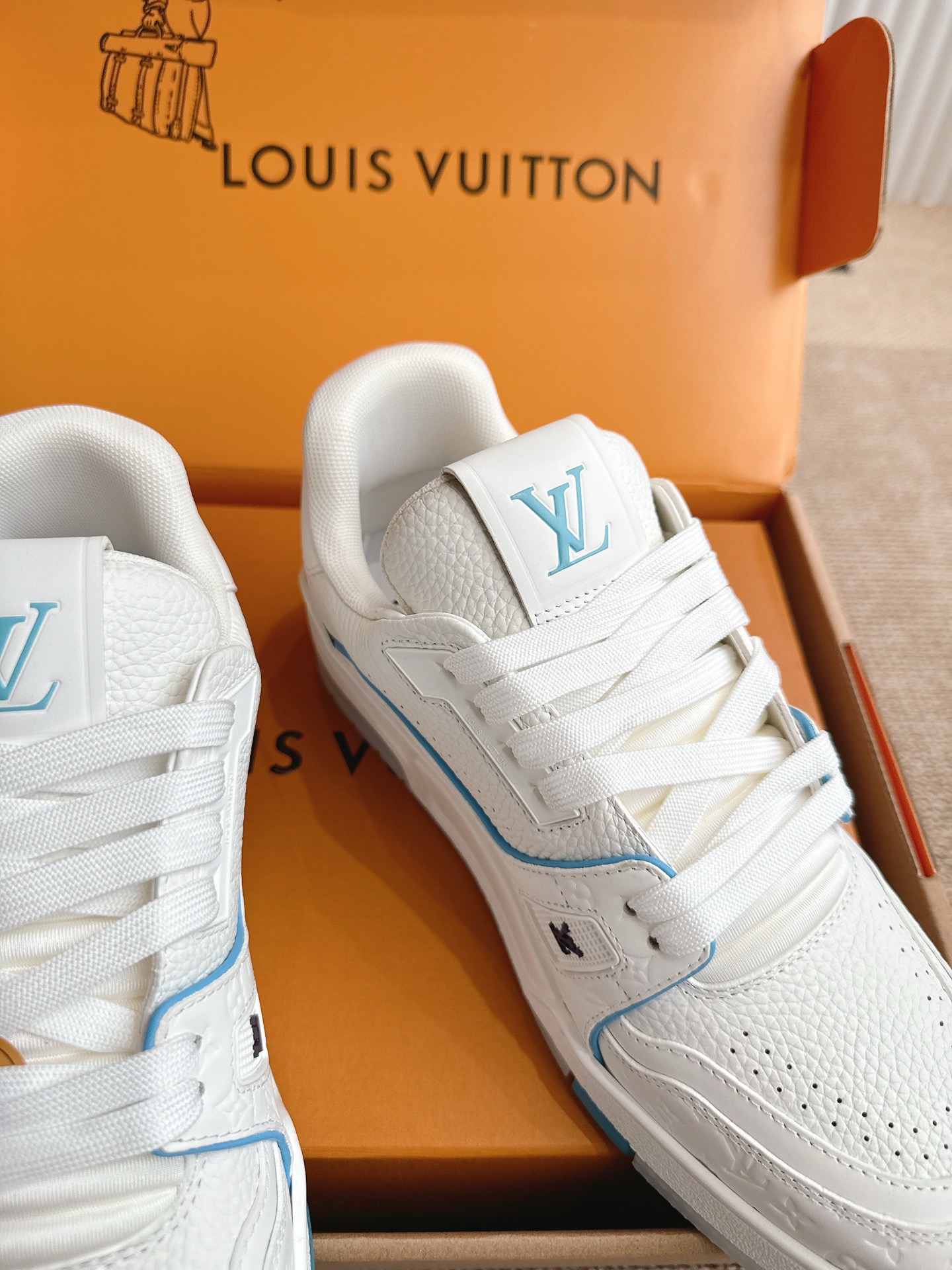 400💰 Louis Vuiton 路易威登 TARINE邮轮限定款‼️
LVx Tyler 合作系列推出 Trainer ,延续 Virgil Abloh 基于复古篮创作的经典设计。牛皮革鞋面融入 Cray Monogram 压纹和标识,展现 Tyler 对 Monogram 图案和品牌元素的趣味重构
▪️面料: 原版定制头层牛皮
▪️内里: 原版定制透气网里
▪️大底: 原版开模双色TPU组合大底
▪️底厚: 3CM
▪️Size:35-45