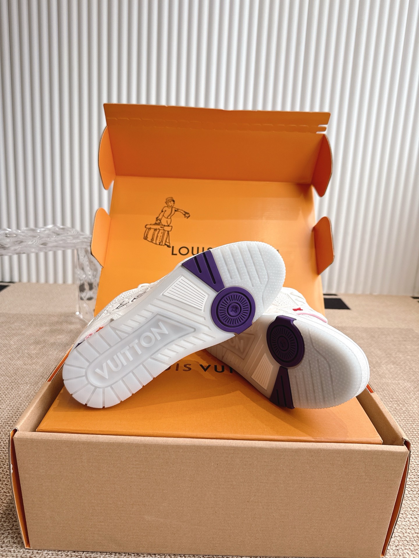 400💰 Louis Vuiton 路易威登 TARINE邮轮限定款‼️
LVx Tyler 合作系列推出 Trainer ,延续 Virgil Abloh 基于复古篮创作的经典设计。牛皮革鞋面融入 Cray Monogram 压纹和标识,展现 Tyler 对 Monogram 图案和品牌元素的趣味重构
▪️面料: 原版定制头层牛皮
▪️内里: 原版定制透气网里
▪️大底: 原版开模双色TPU组合大底
▪️底厚: 3CM
▪️Size:35-45