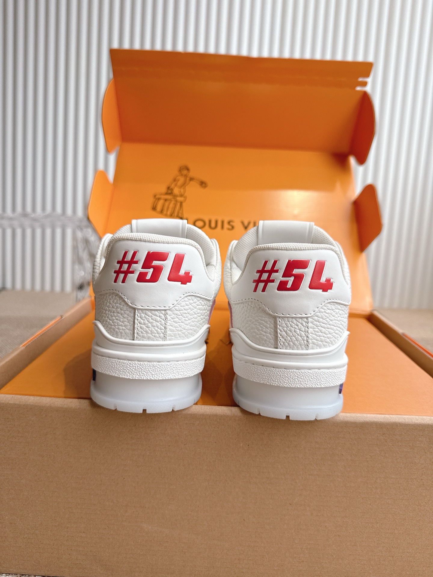 400💰 Louis Vuiton 路易威登 TARINE邮轮限定款‼️
LVx Tyler 合作系列推出 Trainer ,延续 Virgil Abloh 基于复古篮创作的经典设计。牛皮革鞋面融入 Cray Monogram 压纹和标识,展现 Tyler 对 Monogram 图案和品牌元素的趣味重构
▪️面料: 原版定制头层牛皮
▪️内里: 原版定制透气网里
▪️大底: 原版开模双色TPU组合大底
▪️底厚: 3CM
▪️Size:35-45
