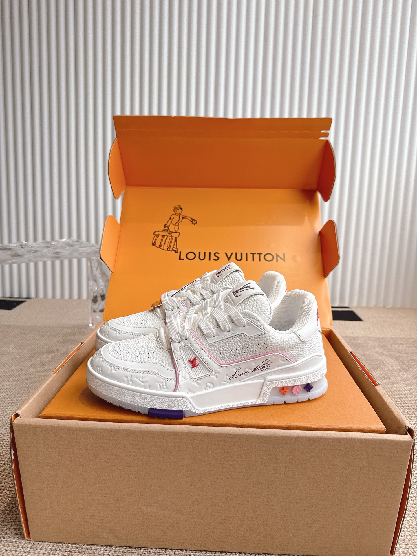 400💰 Louis Vuiton 路易威登 TARINE邮轮限定款‼️
LVx Tyler 合作系列推出 Trainer ,延续 Virgil Abloh 基于复古篮创作的经典设计。牛皮革鞋面融入 Cray Monogram 压纹和标识,展现 Tyler 对 Monogram 图案和品牌元素的趣味重构
▪️面料: 原版定制头层牛皮
▪️内里: 原版定制透气网里
▪️大底: 原版开模双色TPU组合大底
▪️底厚: 3CM
▪️Size:35-45