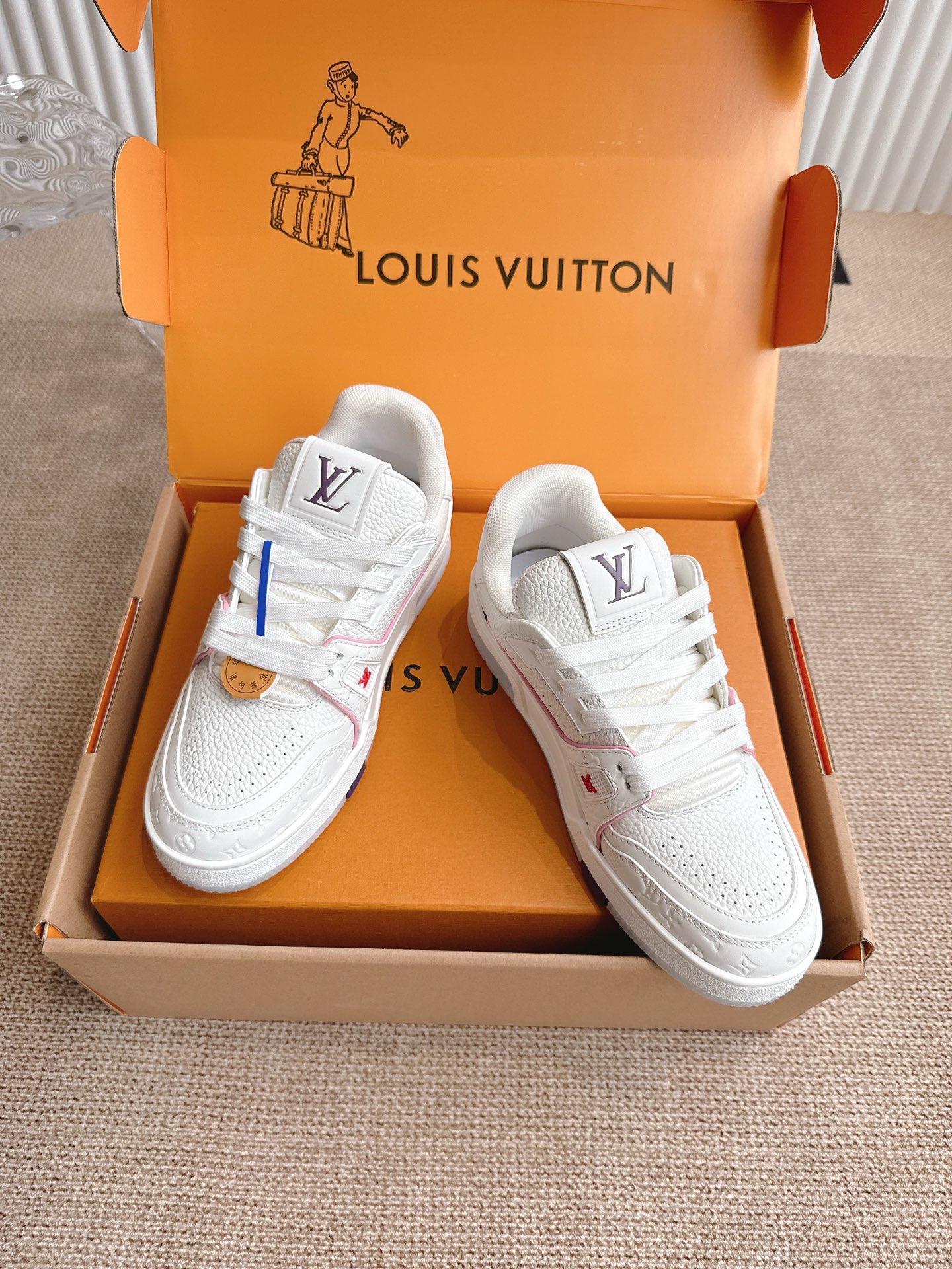 400💰 Louis Vuiton 路易威登 TARINE邮轮限定款‼️
LVx Tyler 合作系列推出 Trainer ,延续 Virgil Abloh 基于复古篮创作的经典设计。牛皮革鞋面融入 Cray Monogram 压纹和标识,展现 Tyler 对 Monogram 图案和品牌元素的趣味重构
▪️面料: 原版定制头层牛皮
▪️内里: 原版定制透气网里
▪️大底: 原版开模双色TPU组合大底
▪️底厚: 3CM
▪️Size:35-45