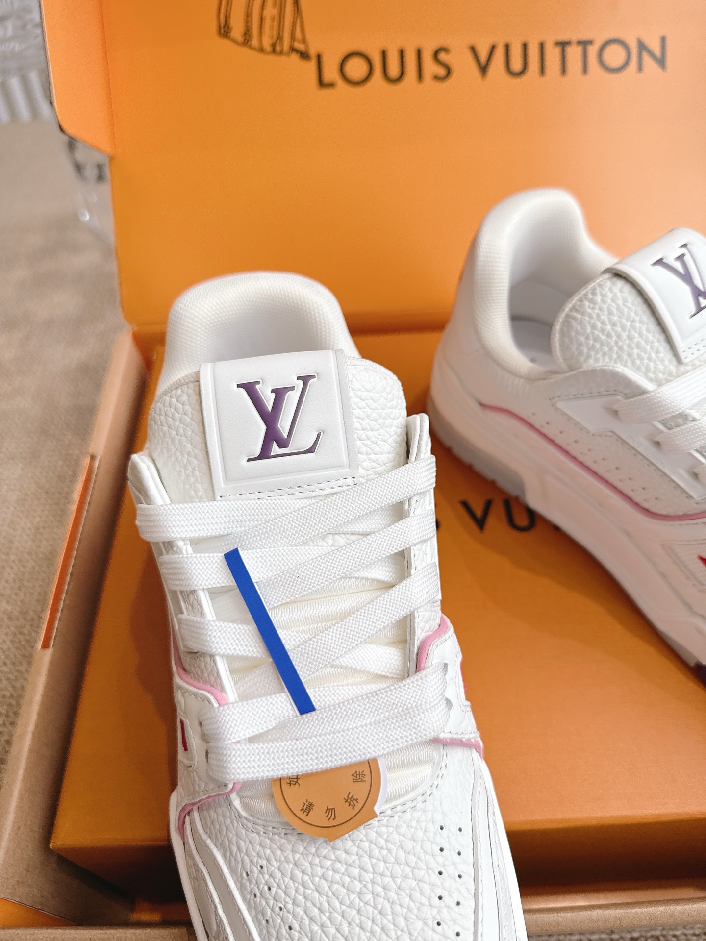 400💰 Louis Vuiton 路易威登 TARINE邮轮限定款‼️
LVx Tyler 合作系列推出 Trainer ,延续 Virgil Abloh 基于复古篮创作的经典设计。牛皮革鞋面融入 Cray Monogram 压纹和标识,展现 Tyler 对 Monogram 图案和品牌元素的趣味重构
▪️面料: 原版定制头层牛皮
▪️内里: 原版定制透气网里
▪️大底: 原版开模双色TPU组合大底
▪️底厚: 3CM
▪️Size:35-45