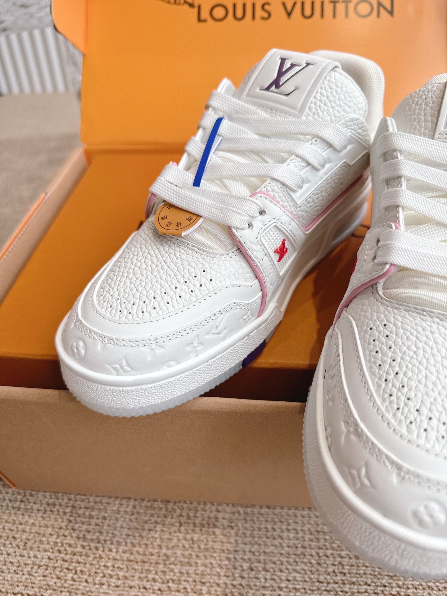 400💰 Louis Vuiton 路易威登 TARINE邮轮限定款‼️
LVx Tyler 合作系列推出 Trainer ,延续 Virgil Abloh 基于复古篮创作的经典设计。牛皮革鞋面融入 Cray Monogram 压纹和标识,展现 Tyler 对 Monogram 图案和品牌元素的趣味重构
▪️面料: 原版定制头层牛皮
▪️内里: 原版定制透气网里
▪️大底: 原版开模双色TPU组合大底
▪️底厚: 3CM
▪️Size:35-45