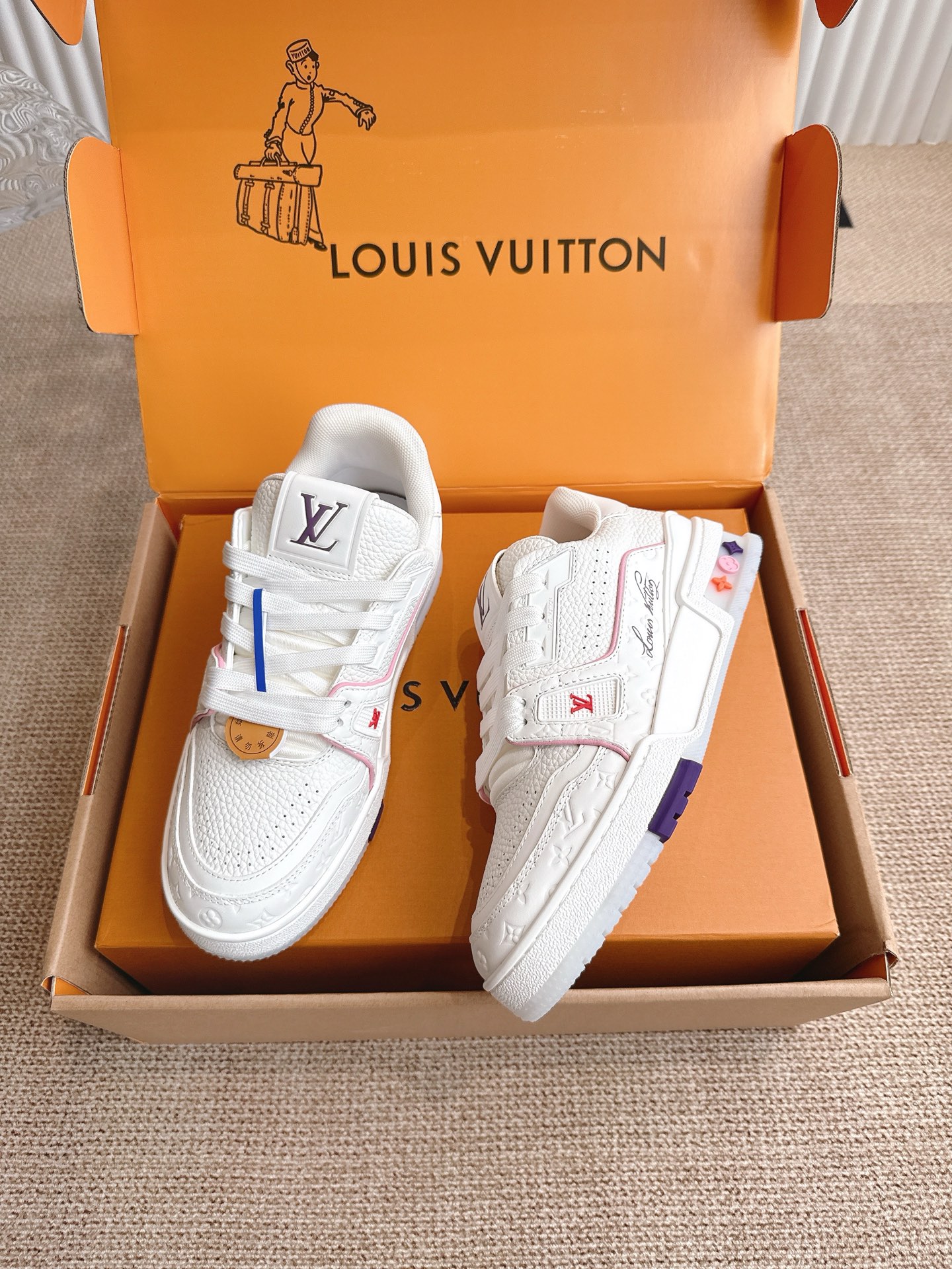 400💰 Louis Vuiton 路易威登 TARINE邮轮限定款‼️
LVx Tyler 合作系列推出 Trainer ,延续 Virgil Abloh 基于复古篮创作的经典设计。牛皮革鞋面融入 Cray Monogram 压纹和标识,展现 Tyler 对 Monogram 图案和品牌元素的趣味重构
▪️面料: 原版定制头层牛皮
▪️内里: 原版定制透气网里
▪️大底: 原版开模双色TPU组合大底
▪️底厚: 3CM
▪️Size:35-45