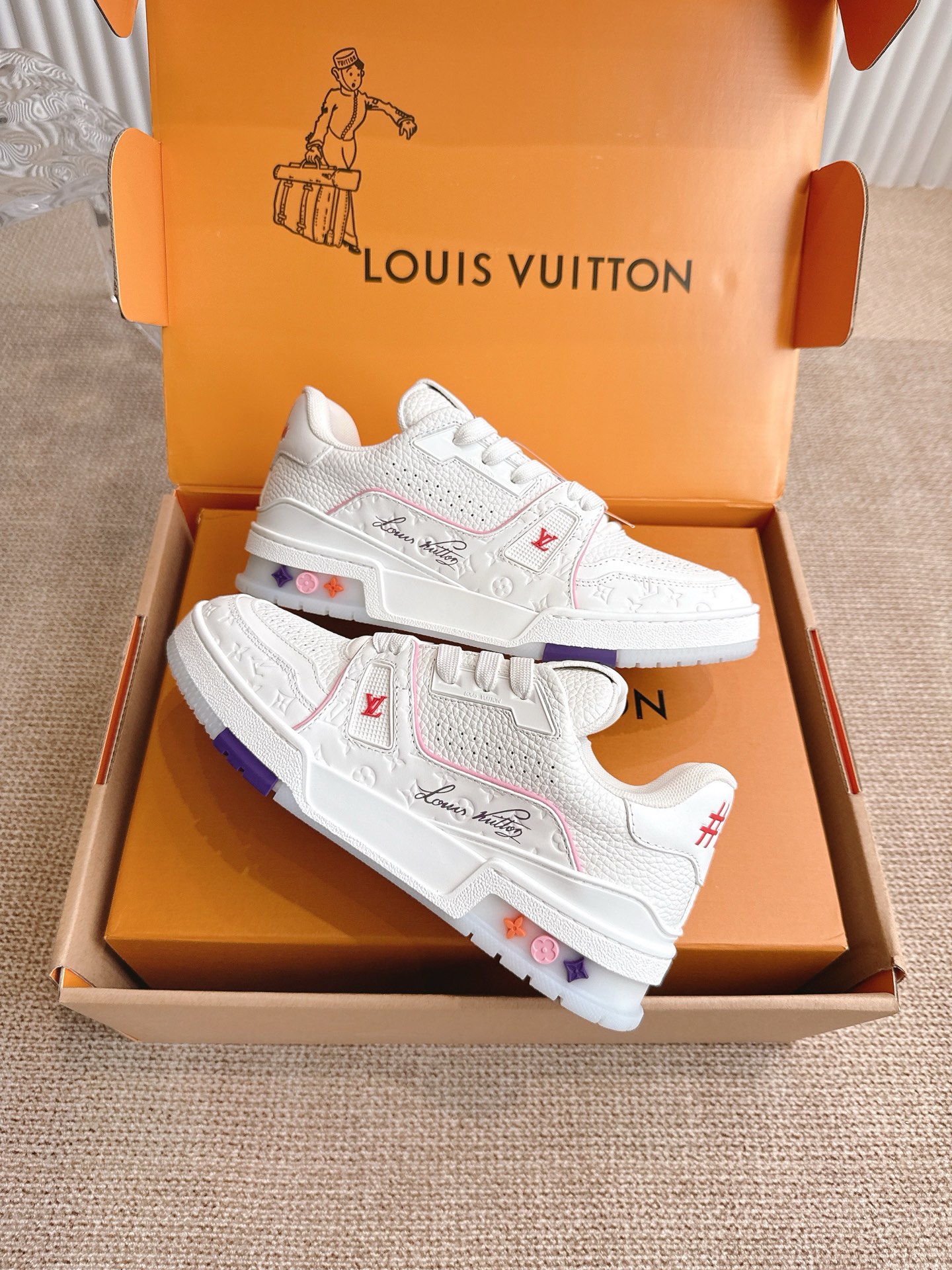 400💰 Louis Vuiton 路易威登 TARINE邮轮限定款‼️
LVx Tyler 合作系列推出 Trainer ,延续 Virgil Abloh 基于复古篮创作的经典设计。牛皮革鞋面融入 Cray Monogram 压纹和标识,展现 Tyler 对 Monogram 图案和品牌元素的趣味重构
▪️面料: 原版定制头层牛皮
▪️内里: 原版定制透气网里
▪️大底: 原版开模双色TPU组合大底
▪️底厚: 3CM
▪️Size:35-45