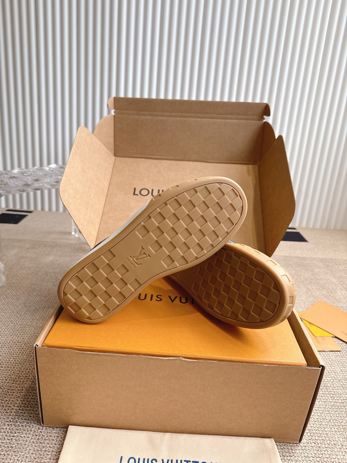 顶级版本390💰
LV 路易威登 25ss走秀新款德训鞋 休闲鞋‼️
空胶工艺·原版1:1开发!!上脚非常舒适 奢侈用料,做工精细,中底印有欧洲制造英文字母
鞋面由意大利进口小牛皮拼接,侧边饰有品牌LOGO标志及签名,最新乳胶垫脚➕网布内里,脚感超舒适。原厂特供原版双色TPU组合大底。套包工艺 固特异缝合锁边
码数:39-45