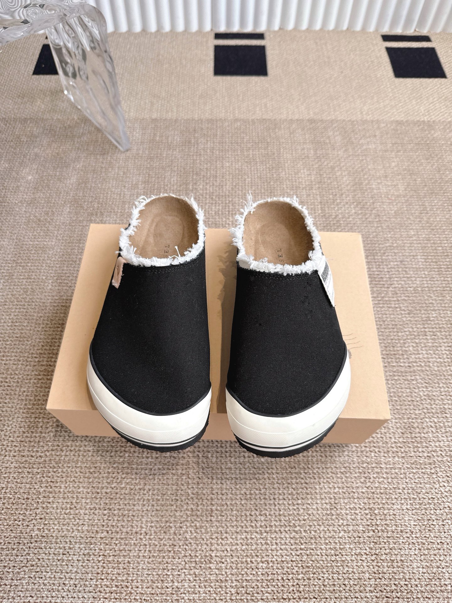 NO:444077,XVESSEL Retro Muller semi-drag women's outer wear toe tow canvas shoes xVESSEL first class slipper series, lazy philosophy of walking in the clouds, no need to do single-choice questions in comfort and fashion, easy to control all unlimited occasions Number of sizes: 36-45, semi-drag, slippers19860909XVESSEL 复古穆勒半拖女外穿包头拖帆布鞋 xVESSEL 头等舱拖鞋系列,云端漫步的慵懒哲学,不必在舒适与时髦间做单选题 轻松驾驭所有不设限的场合 码数:36-45,半拖,slippers,Women's Shoes