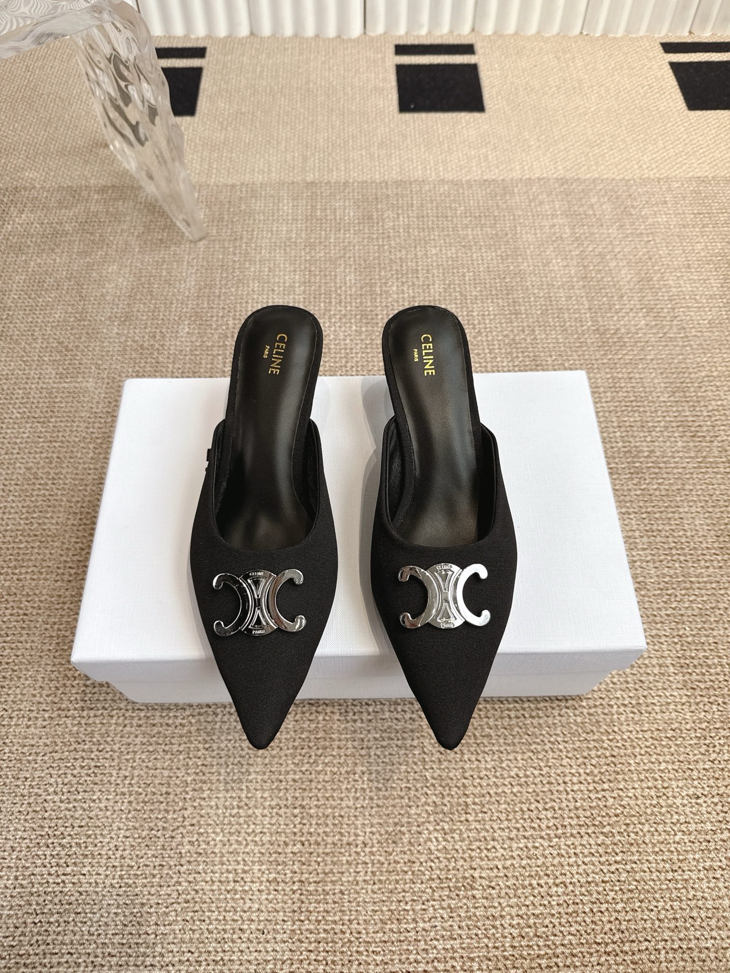 NO:444083,CELINE 2025 new Arc de Triomphe metallic rear tiptoe shoes, pointed toe sexy temperament pointed toe clean and neat, height-enhancing makes legs thin, whether worn alone or with wide-leg pants, high street and retro, let’s make CELINE girls, imported upper beads and cowhide threaded cloth, inner lining sheepskin inner lining original leather sole Size#35-40, semi-drag, celine, celine, cowhide, sheepskin, Leather soles19860909CELINE 赛琳2025新款凯旋门金属标后空尖头鞋  尖头性感气质尖头干净利落 增高显腿细,无论是单穿还是搭配阔腿裤,高街又复古一起来做CELINE女孩 鞋面进口开边珠牛皮螺纹布面 内里羊皮内里 大底原版真皮大底 Size#35-40,半拖,celine,celine,cowhide,sheepskin,Leather soles,Women's Shoes