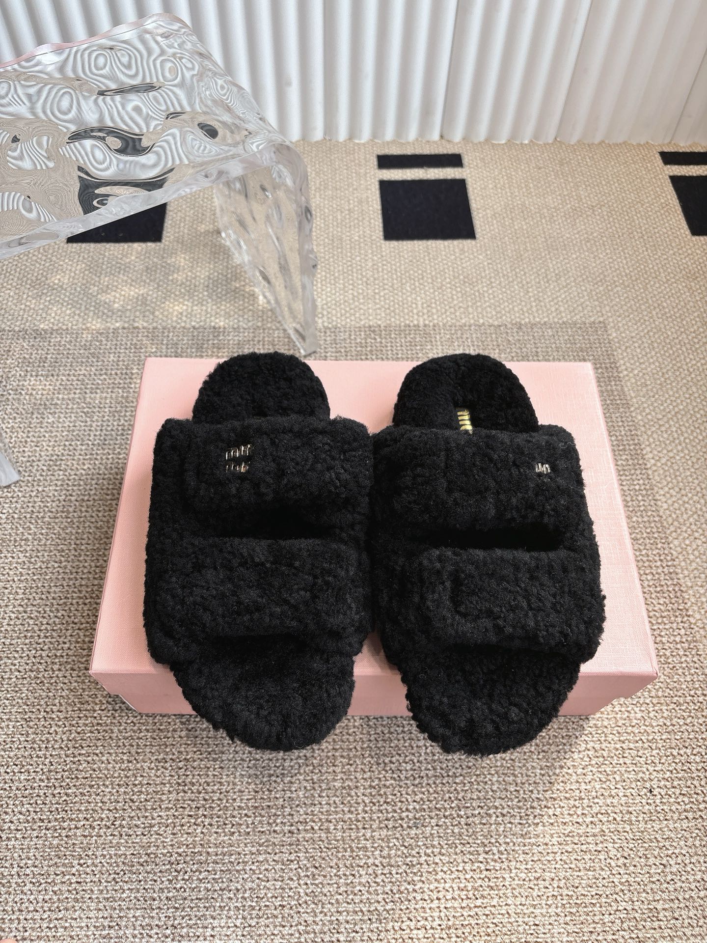 NO:444071,MiuMiu Miu Miao Miao shoes sandals 2025 spring and summer new shoes MiuMiu show suitable and unique color polishing technology comes from the details of the Miu Miu series. The trend elements of the new season are now the favorite concept, diverse collision, conveying modern style~ It looks good no matter how you wear it. It looks very comfortable to wear. Super comfortable to wear. Imported wool in fabric. Imported wool in the inner. Extra sole original sole. Size 35-41 (40.41 custom-made without return or exchange), fur shoes and slippers, miumiu, sandals, slippers19860909MiuMiu 缪缪 毛毛鞋凉鞋 2025春夏新款鞋 MiuMiu秀场适当独一无二的擦色工艺工艺来自Miu Miu系列的细节特写 新季的潮流要素一此刻挚爱的概念,多元对撞,传达现代风格~ 怎么穿都好看今夏时髦精最爱 看起来不怎么舒服 上脚超级舒服 面料进口羊毛 内里进口羊毛 大底原版鞋底 码数35-41（40.41定做不退换）,毛毛鞋拖鞋,miumiu,sandals,slippers,Women's Shoes