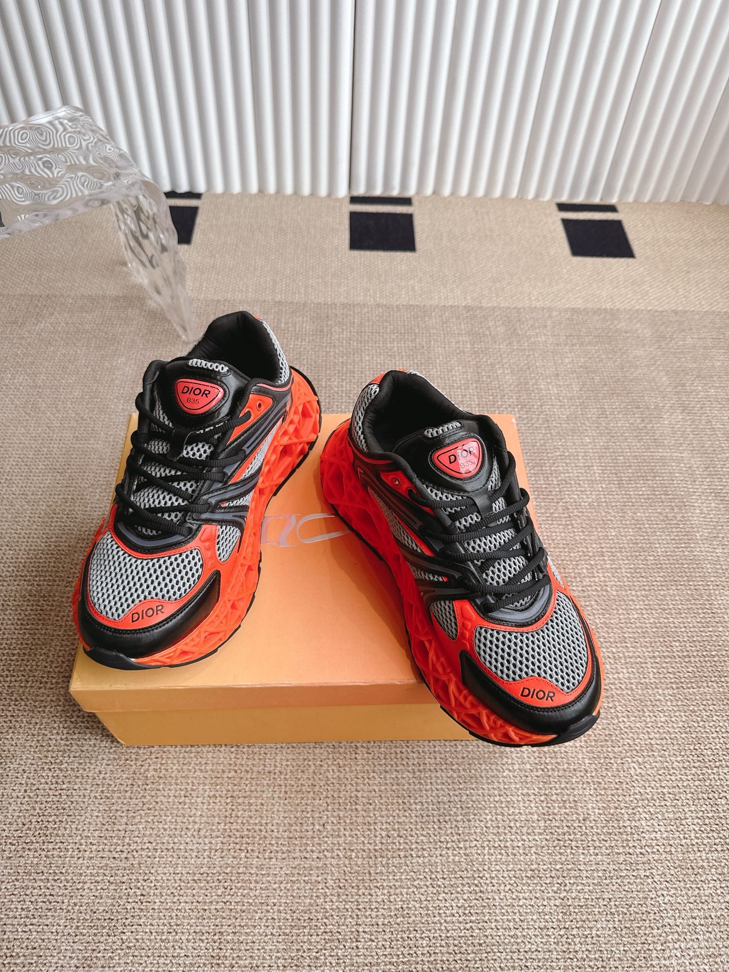 NO:444094,Dior x Kaws co-branded B35 capsule couple model series hollow mesh sneakers This new sneaker, called B35 NXT, uses 3D printing technology to make a hollow sole. The shoe body is a dad shoe style mesh splicing and smooth line layout that fits the current aesthetics. The retro millennial and modern technology sense are integrated into one. There is very good compatibility in different styles and shapes. New shoes that combine cutting-edge technology with retro aesthetics. Original custom imported mesh + technology fabric. Custom imported breathable mesh. Original open molded large sole. Anti-slip rubber material. Sole thickness 6CM. Size: 38-44, casual shoes/sports shoes, dior, sneakers19860909Dior x Kaws 联名款B35胶囊情侣款 系列 镂空 网面 运动鞋 这款名为B35 NXT 的新款运动鞋 采用了 3D打印技术制成镂空式鞋底 鞋身部分则是十分契合当下审美的老爹鞋样式网面拼接与流畅线条布局 将复古千禧感与现代科技感浑然融为一体 在不同风格造型中都有着十分不俗的兼容性 将前沿科技与复古审美相结合的鞋履新作 面料原版定制进口网面+科技面料 内里定制进口透气网里 原版开模大底防滑橡胶材质 底厚6CM 码数: 38-44,休闲鞋/运动鞋,dior,sneakers,Women's Shoes