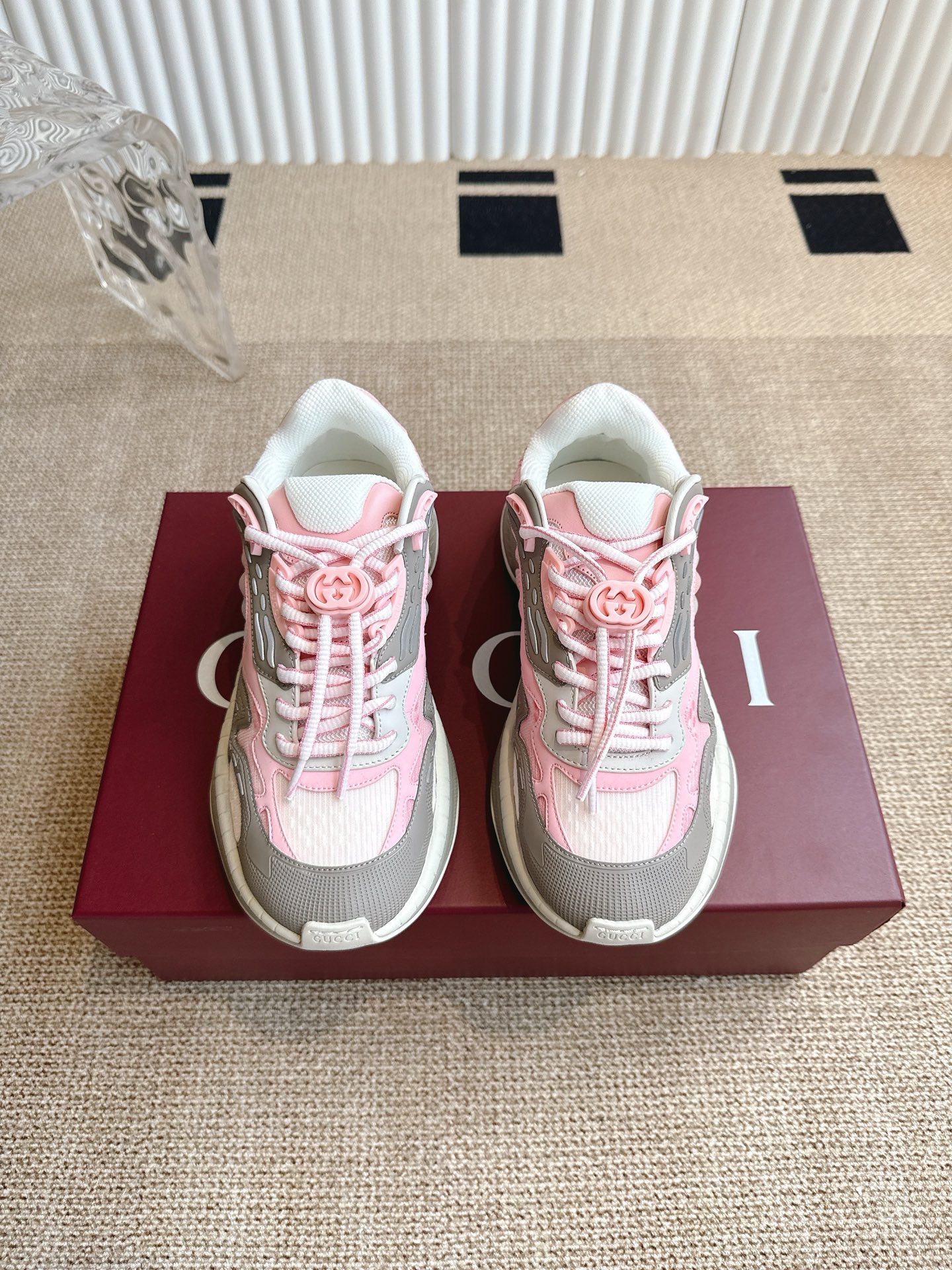 NO:447593,Gucci 2.0 Women's Sports Shoes Gucci 2.0 Sports Shoes Rejuvenate the brand's iconic striped webbing elements. This sneaker rejuvenates the iconic details, with an EVA thick sole, paired with a flexible silhouette, for a steady and comfortable wearing experience. Gray and blue mesh and leather Men's Leather lining GG reflective piping GG EVA rubber sole Lace-in-hand with interlocking pair of G laces Size 35-40, Daddy shoes, gucci, sneakers19860909Gucci 2.0女士运动鞋 Gucci 2.0运动鞋焕新演绎品牌标志性条纹织带元素.这款运动鞋焕新诠释标志性细节,采用EVA厚鞋底,搭配灵动廓形,带来稳步舒适穿着体验. 灰色和蓝色网眼布和皮革 男士 皮革衬里 GG反光滚边 加村鉙帯 饰GG EVA橡胶鞋底 系带固定,配有互扣式双G鞋带 码数35-40,老爹鞋,gucci,sneakers,Women's Shoes