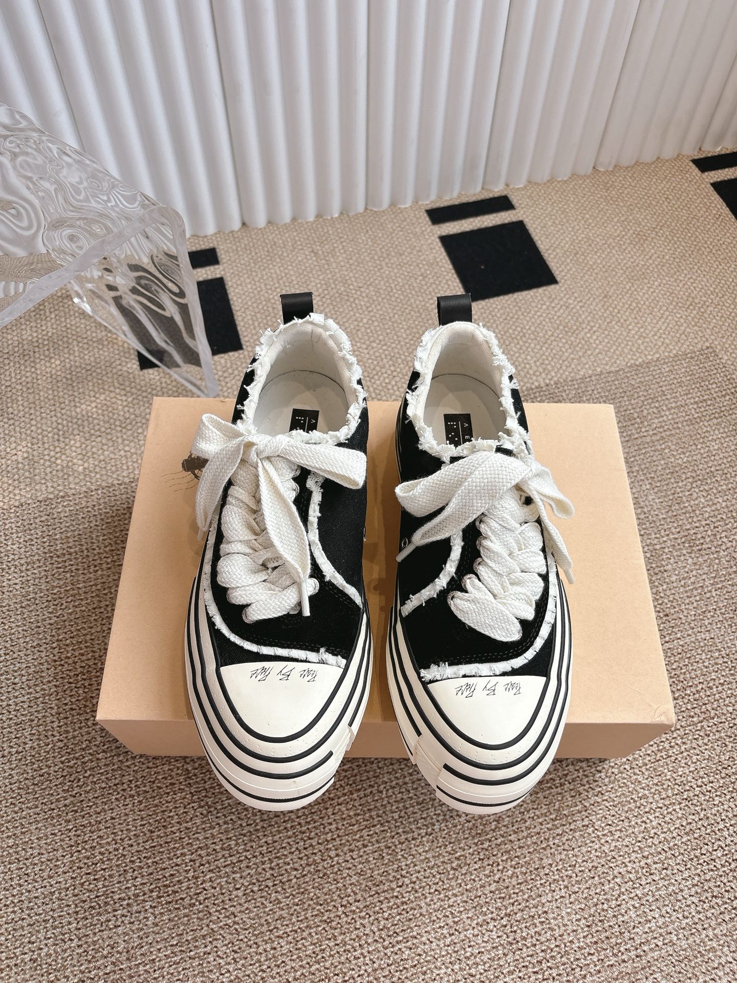 NO:448527,Wu Jianhao xVESSEL G.O.P Lows Classic low-top canvas shoes Heavy industry cork vulcanized shoes This shoe is already a must-have styling artifact for internet celebrities. The beggar's broken edge design makes it very recognizable. The shape of the low-top canvas shoes makes it very versatile. The imported raw material of the entire shoe body is made of canvas, plus the cork vulcanized soles, and the foot feels very good!  size: 35 - 45, casual shoes/sports shoes, sneakers19860909吴建豪 xVESSEL G.O.P Lows 经典低帮帆布板鞋  重工软木硫化鞋这款鞋已经是网红人手必备的凹造型神器,乞丐破边的设计让它非常有辨识度,低帮帆布鞋的造型又让它非常百搭,整个鞋身进口原材料帆布制作,加上软木硫化鞋底,脚感非常好！ size: 35 - 45,休闲鞋/运动鞋,sneakers,Women's Shoes