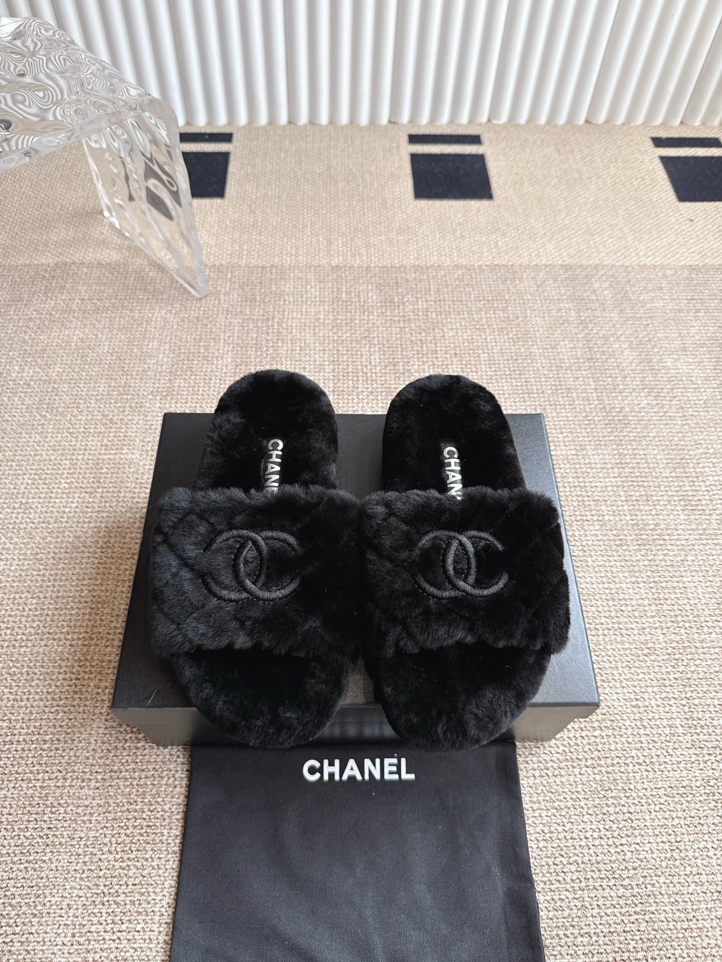 NO:448519,Chanel Chanel 25ss early autumn new wool wool dragging on the feet still makes me willing to buy it. Only by buying it will you know its fashion. Popular and popular products must be ranked. Various bloggers and internet celebrity styles are fully visible. Super recommended models!  Double-layer thickened sole, lamb wool with inner wool, size 35-40 (41 and 42 customized, no return or replacement), fur shoes, chanel, chanel19860909chanel 香奈儿 25ss早秋新款羊毛毛拖  上脚依然让我心甘情愿剁手入,购入手才会知道它的时髦,人气爆款必须得有它排名,各种博主、网红范搭配尽显眼前,超级推荐款！双层加厚大底, 鞋面选用羊羔毛,内里羊毛, 码数35-40（41、42定做不退不换）,毛毛鞋,chanel,chanel,Women's Shoes