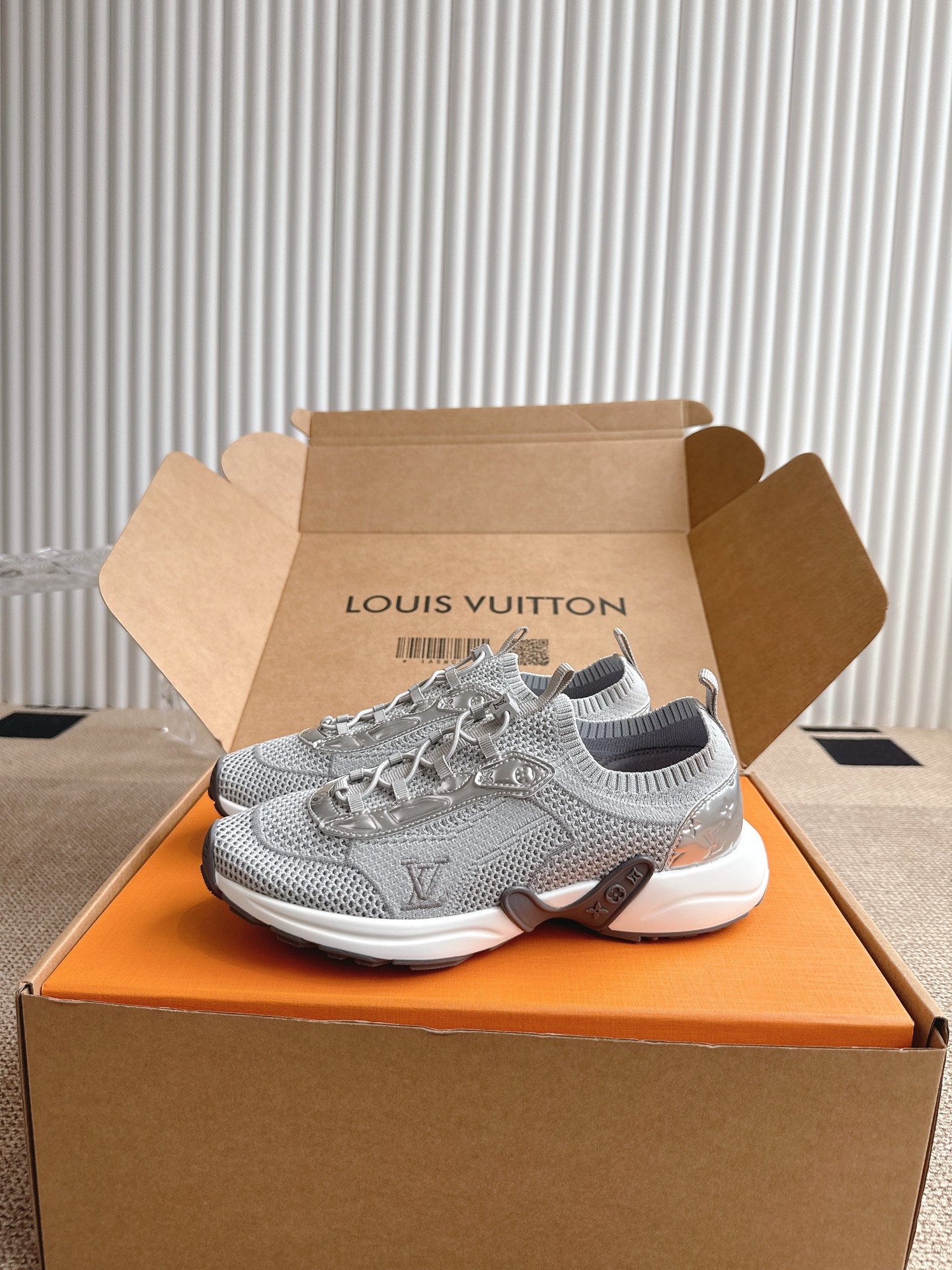 NO:448503,Top version LV Louis Vuitton 2025 Spring and Summer Latest Olympia Series Silver Horn King Casual Sports Shoes Running Shoes This LV Olympia Sports Shoes combine mesh fabrics with metal texture synthetic leather and other technological fabrics, reinterpreting the classic running shoe design with a neat and simple design. Light EVA outsole makes for a comfortable and flexible wearing experience. Monogram embossed and LV letters and other rich details establish recognition Fabric: original imported technology fabric + mesh, original customized breathable mesh, sole original open molded rubber foam material, sole thickness 3.5CM Size: 35-45, casual shoes/sports shoes, louis vuitton, louis vuitton, alexander wang, sneakers19860909顶级版本 LV 路易威登 2025春夏最新Olympia系列 银角大王 休闲 运动鞋 跑鞋  本款 LV Olympia 运动鞋融合网格面料与金属质感合成皮革等科技面料,以利落简约设计重绎经典跑鞋设计.轻盈 EVA 外底成就舒弹穿着体验.Monogram 压纹与 LV 字母等丰富细节树立辨识度 面料: 原版进口科技面料+网面 内里原版定制透气网里 鞋底原版开模橡胶发泡材质 底厚3.5CM 尺码: 35-45,休闲鞋/运动鞋,louis vuitton,louis vuitton,alexander wang,sneakers,Women's Shoes