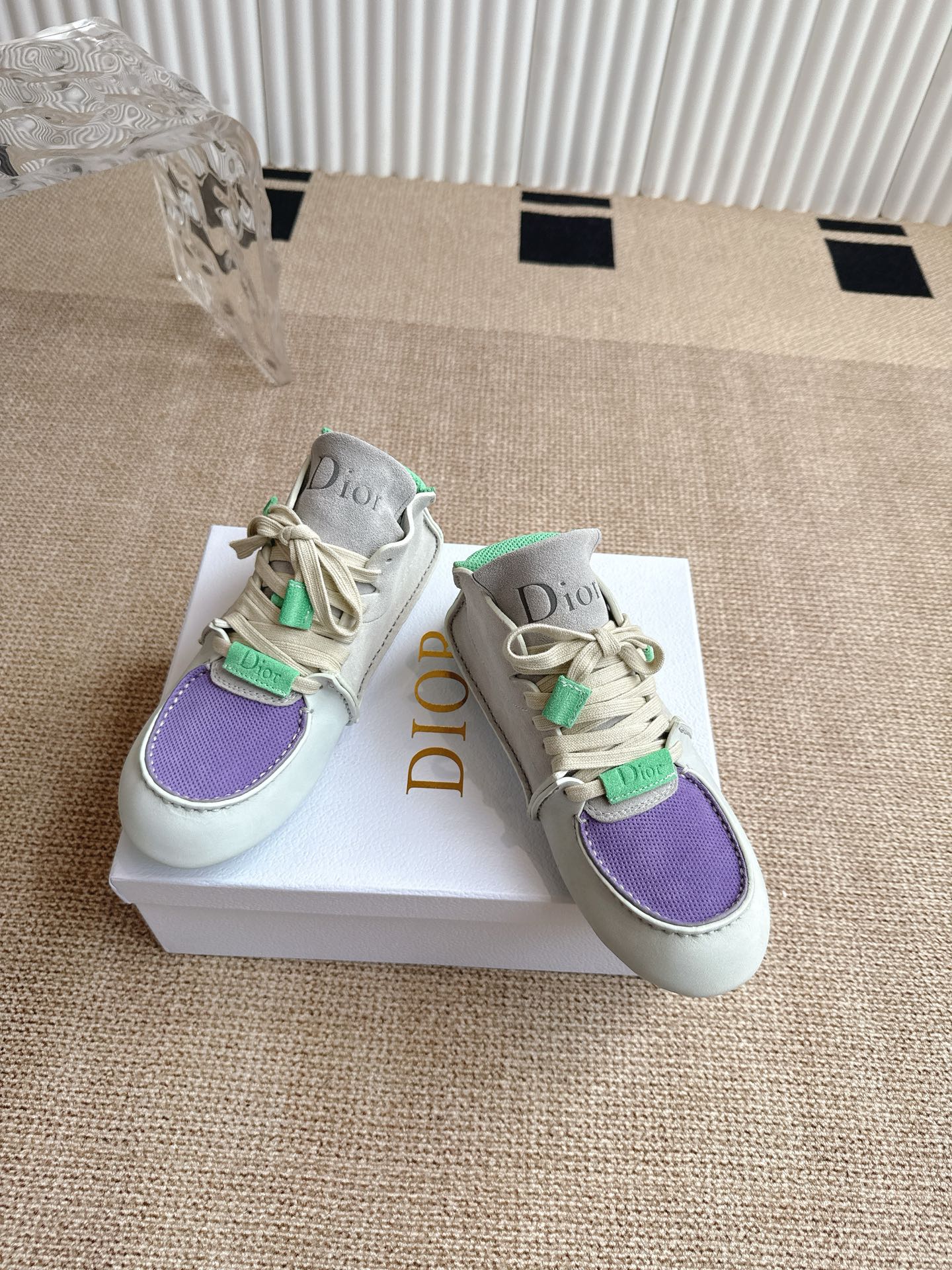 NO:448511,Top version Dior Roadie series, catwalk casual sports shoes Since Jonathan Anderson took over Dior men's clothing, this pair of Roadie shoes has opened a new chapter in the brand's shoes. On the basis of retaining the Dior luxury and sophistication spirit, the series boldly introduced the 'structural visibility' concept of the early Nike Considered series, using the 'left handmade marks in the design' to show a tribute to sustainability and structure honesty. Fabric: original custom imported cowhide, inner lining original custom leather, sole original open mold-on-slip rubber material, sole thickness 2CM Size: women's 35-40 men's 39-45, casual shoes/sports shoes, dior, dior, sneakers, cowhide19860909顶级版本Dior迪奥 Roadie 系列 走秀 休闲 运动鞋 自Jonathan Anderson 入主 Dior 男装后的首个系列,就以这双 Roadie 鞋款拉开品牌鞋履新篇章.系列在保留 Dior 奢华精工精神的基础上,大胆引入早期 Nike Considered 系列的“结构可见性”理念,用“设计中留下手工痕迹”的方式,展现出对可持续与结构诚实的致敬 面料:原版定制进口头层牛皮 内里原版定制皮里 鞋底原版开模防滑橡胶材质 底厚2CM Size:女款35-40 男款39-45,休闲鞋/运动鞋,dior,dior,sneakers,cowhide,Women's Shoes