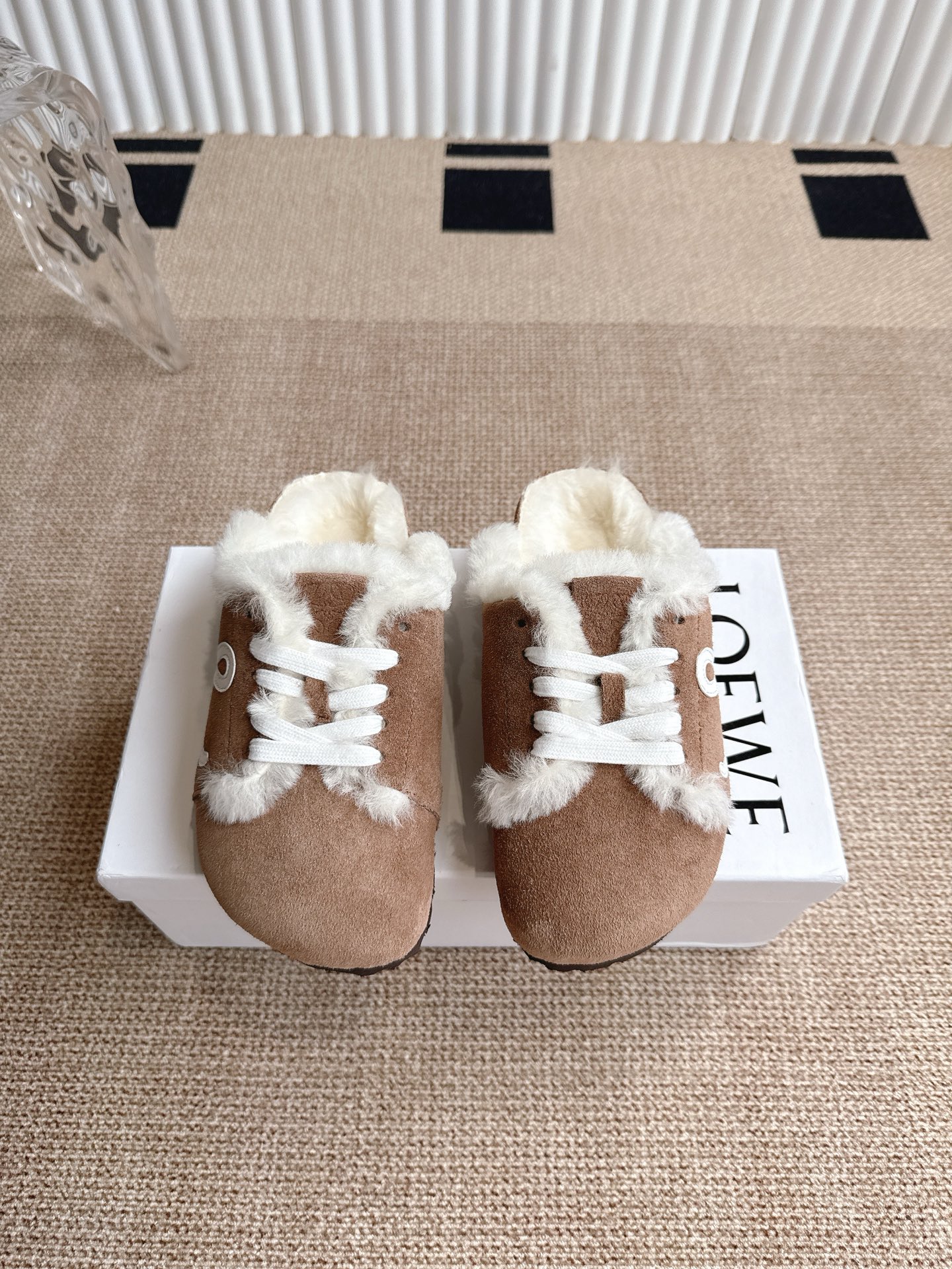 NO:354663,Real-price Loewe x Birkenstock Loewe x Birkenstock shoes Boken full shoes Leather suede double buckle fashion casual flat shoes Cowhide suede soft texture with adjustable shoe buckle to increase wear comfort ⑤ Ergonomic design dispersing foot pressure and protecting ankle Cork latex footbed has a certain shrinkage and can fit the foot after long-term wear EVA sole has high elasticity and tensile resistance. It has good shock resistance and cushioning. Suitable for all seasons. The soft footbed uses an extra foam cushioning layer to provide extra comfort and full-day support. Size 35-45,,birkenstock,loewe,loewe,flats,cowhide19860909实价Loewe x Birkenstock 罗意威x勃肯鞋毛毛鞋  博肯全鞋 皮革绒面双扣时尚休闲平底鞋 牛皮绒面革质地柔软搭配可调节鞋扣提升穿着舒适度⑤ 人体工学设计分散脚部压力 保护脚踝 软木乳胶鞋床具有一定的收缩性 长时间穿着后能贴合脚型 EVA鞋底回弹性和抗张性力高 具有良好的防震、缓冲性 四季皆宜 柔软的鞋床采用额外的泡沫缓冲层 提供额外的舒适感和全天支撑 码数35-45,,birkenstock,loewe,loewe,flats,cowhide,Men's shoes