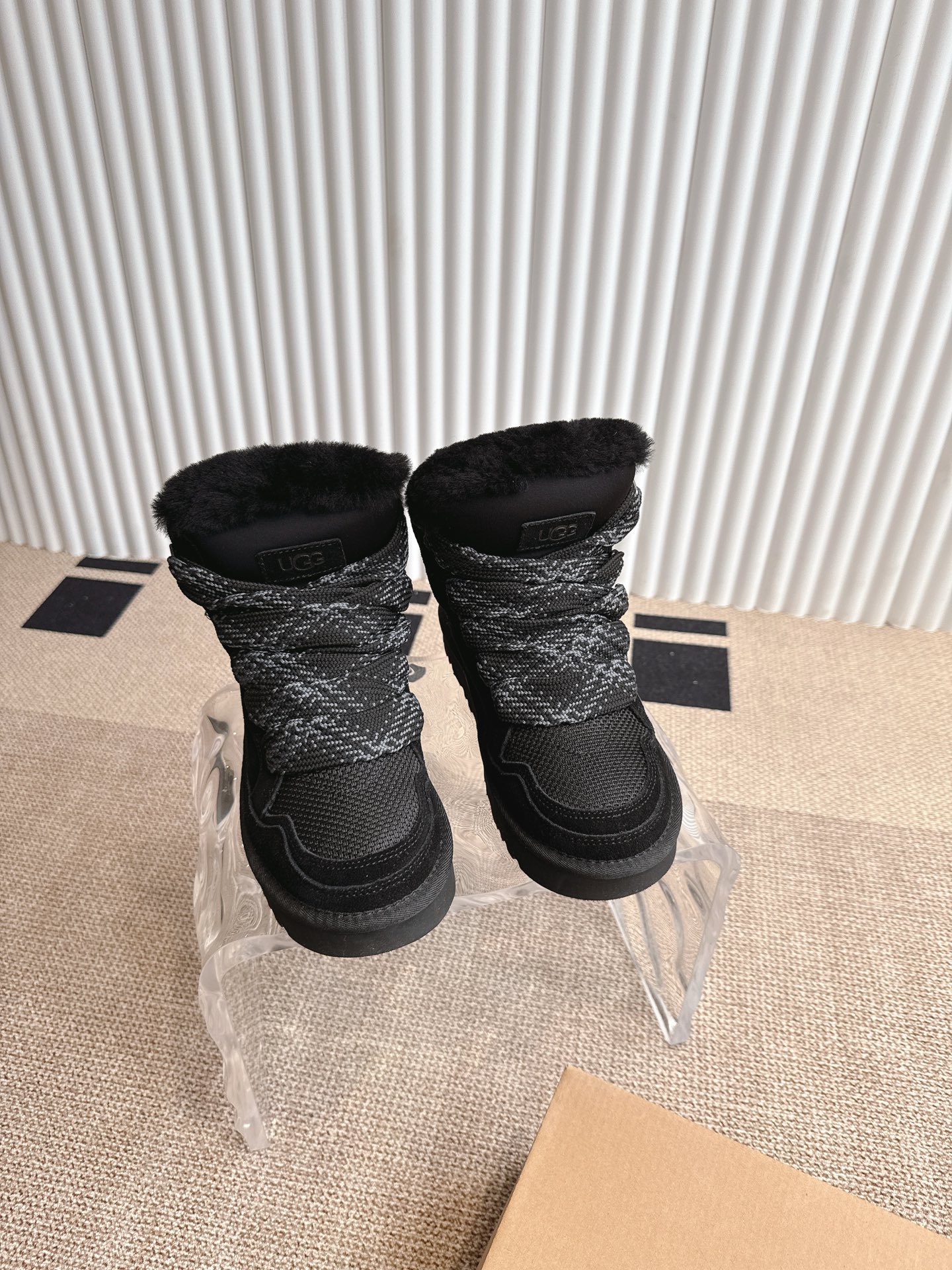 高帮UGG秋冬新款厚底休闲鞋‼️ 作为的领军品牌，这双新款同样延续了其一贯的舒适理念码数:35-40(4