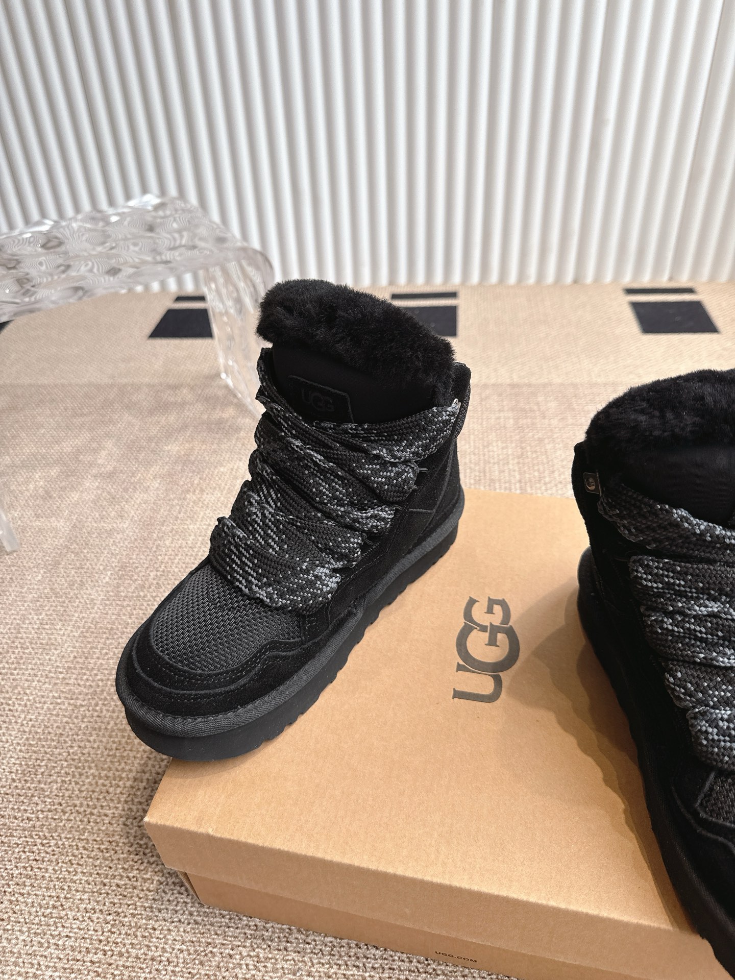 高帮UGG秋冬新款厚底休闲鞋‼️ 作为的领军品牌，这双新款同样延续了其一贯的舒适理念码数:35-40(4