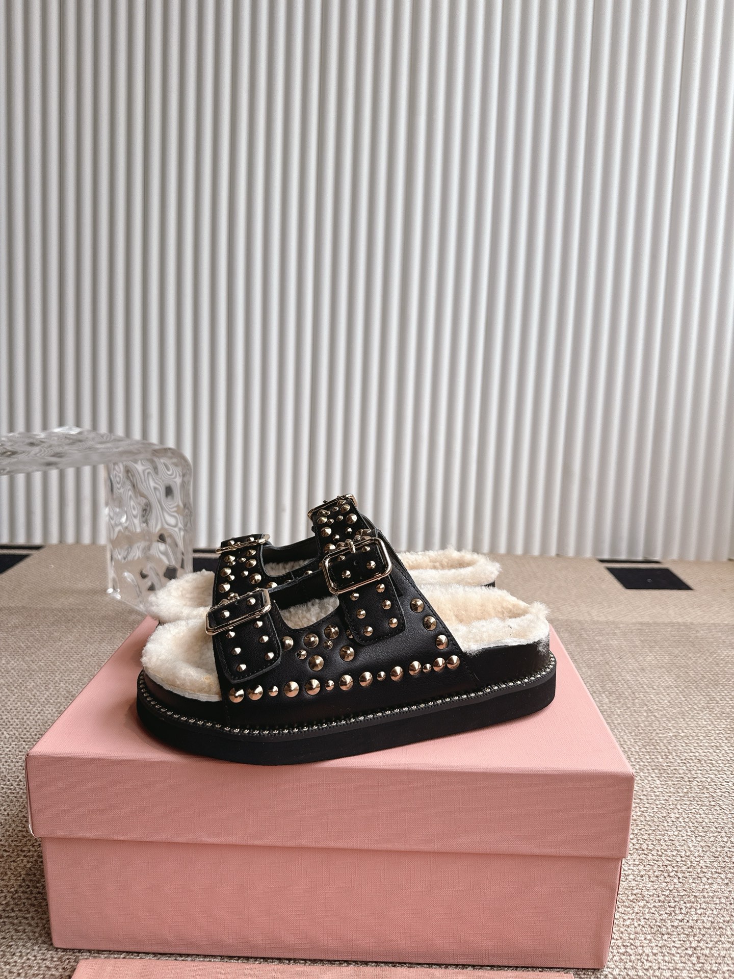 Title: Miu Miu Red Sandal Sandals Summer 2025 Collection Preview Summary: New Miu Miu red sandal sandals with low-shoes for summer 2025, in - 图片 3
