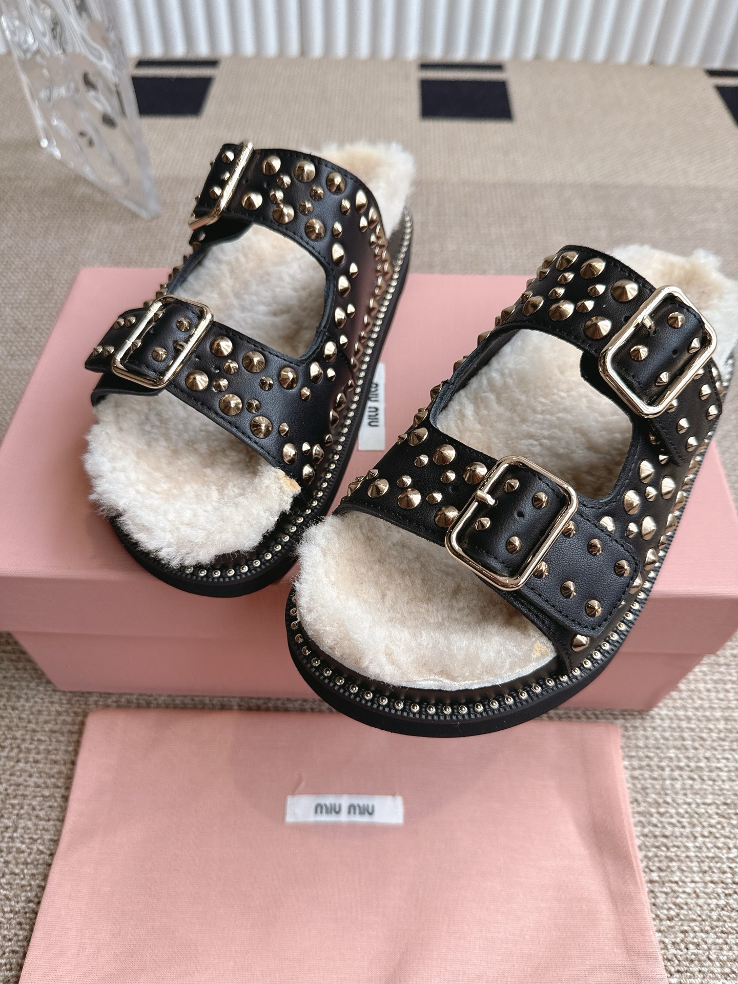 Title: Miu Miu Red Sandal Sandals Summer 2025 Collection Preview Summary: New Miu Miu red sandal sandals with low-shoes for summer 2025, in - 图片 7