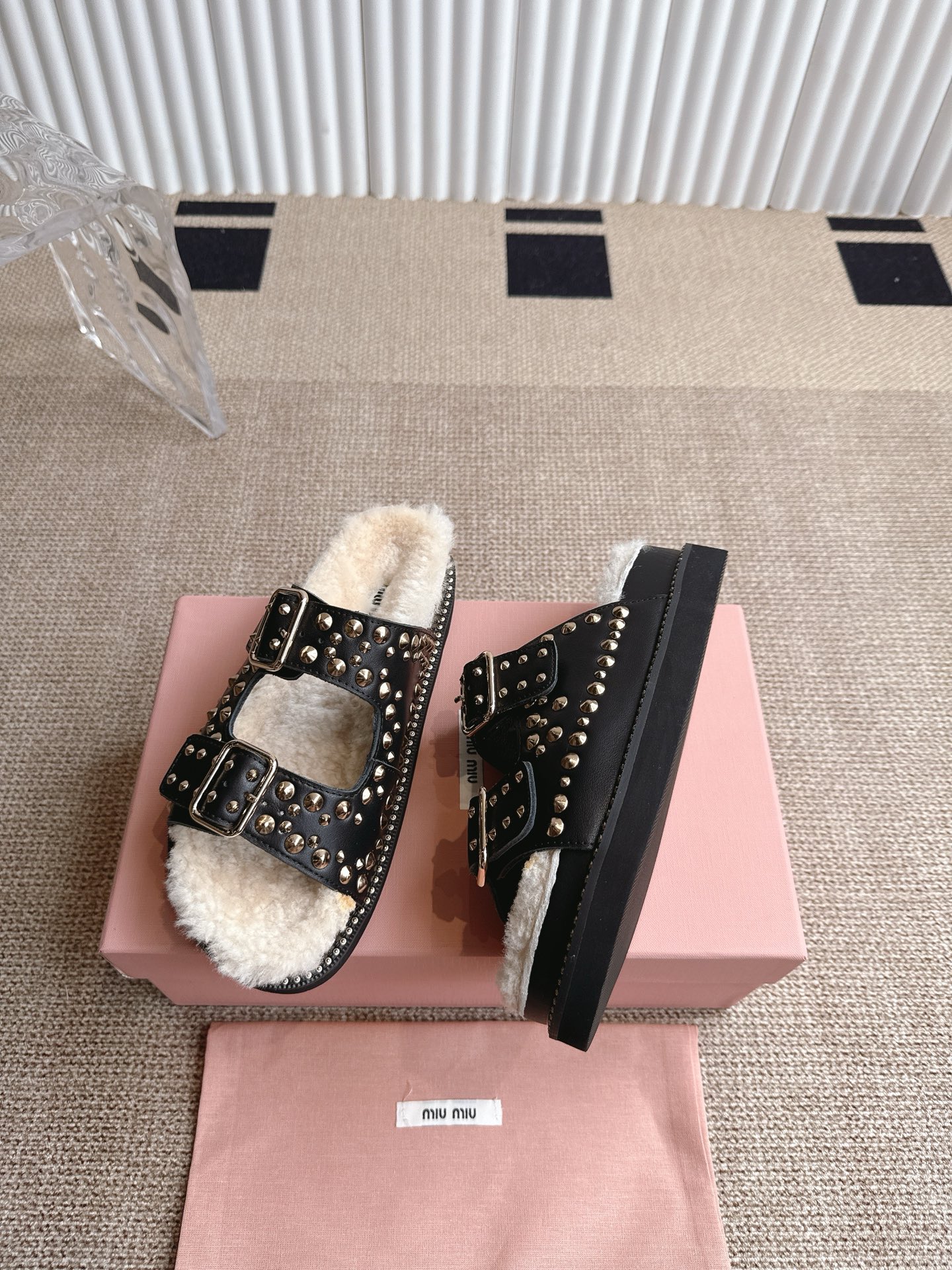 Title: Miu Miu Red Sandal Sandals Summer 2025 Collection Preview Summary: New Miu Miu red sandal sandals with low-shoes for summer 2025, in - 图片 4