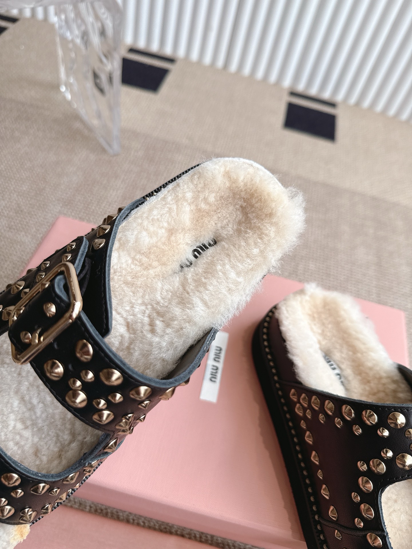 Title: Miu Miu Red Sandal Sandals Summer 2025 Collection Preview Summary: New Miu Miu red sandal sandals with low-shoes for summer 2025, in - 图片 6